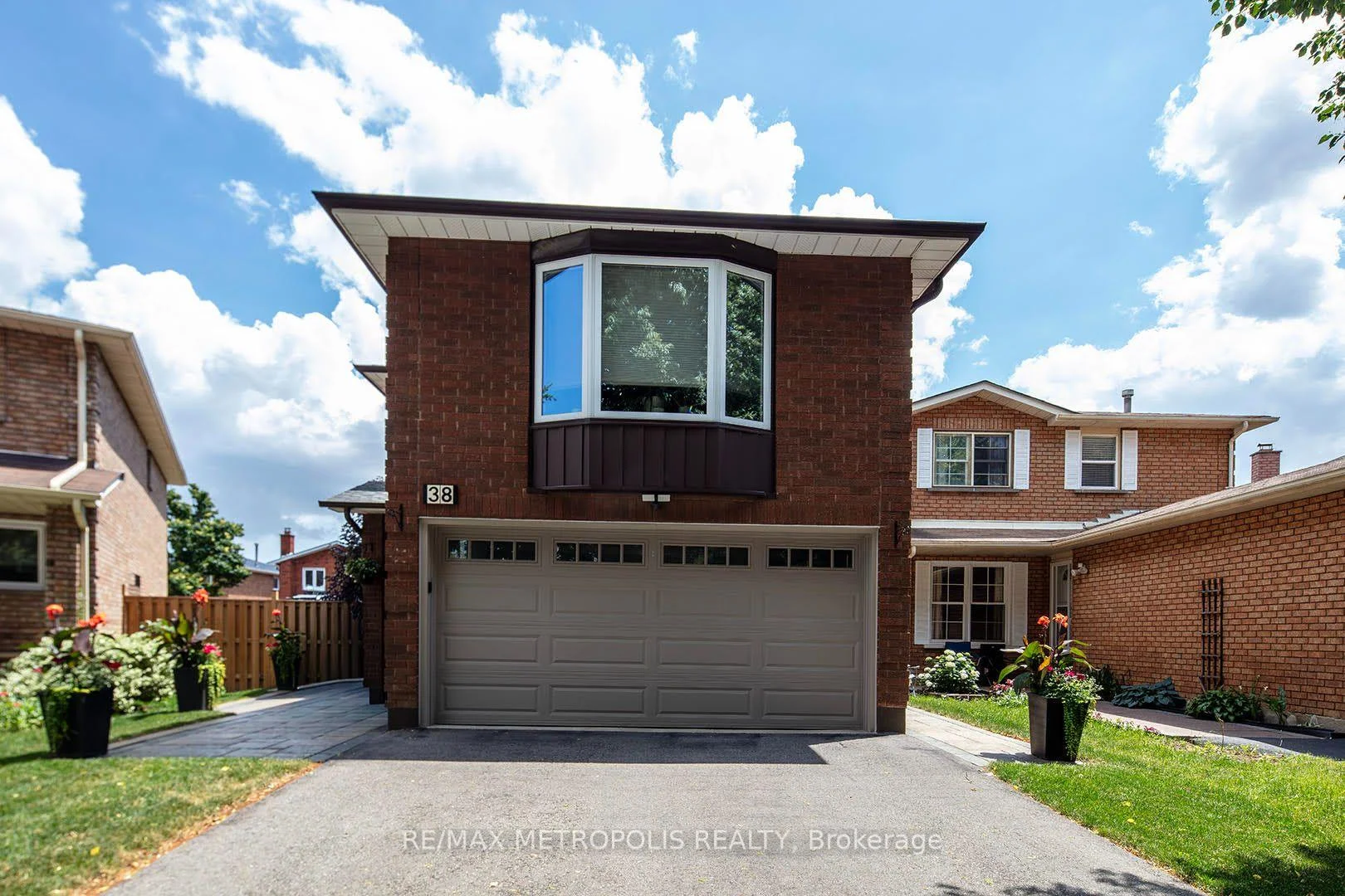 Photo 12 of 38 Langholm Court, Brampton, Heart Lake West — HOMEH