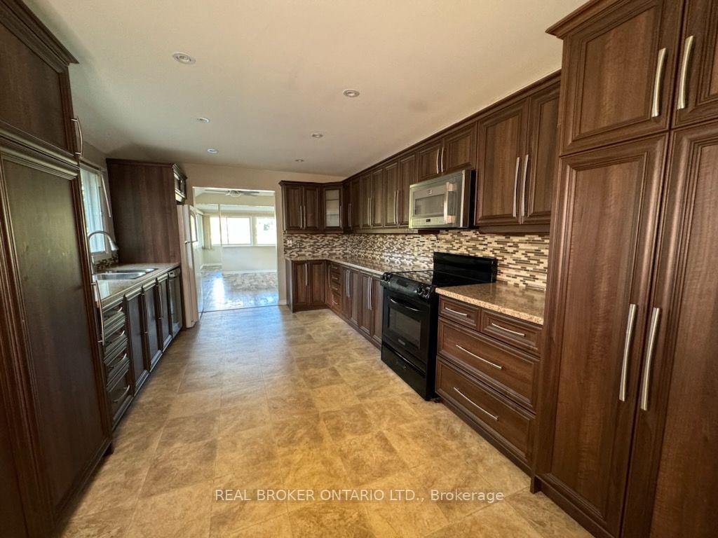 Photo 3 of 1107 Mosley Street, Wasaga Beach — HOMEH