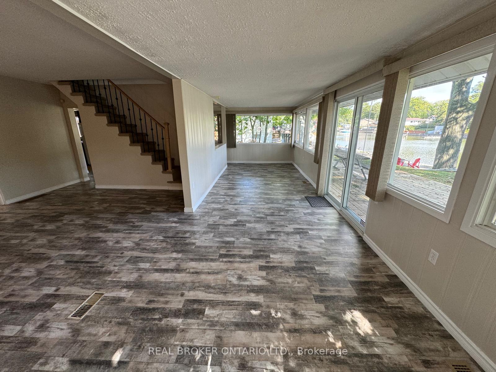 Photo 4 of 1107 Mosley Street, Wasaga Beach — HOMEH