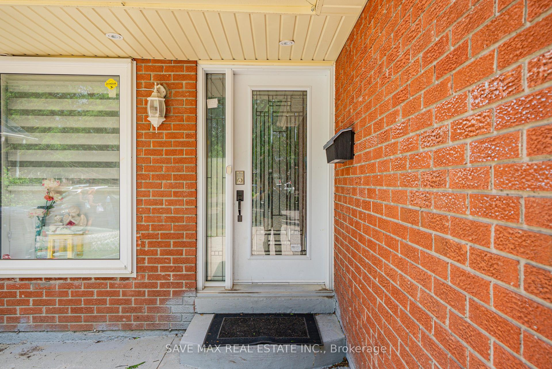 Photo 2 of 22 Foxacre Row, Brampton, Madoc — HOMEH