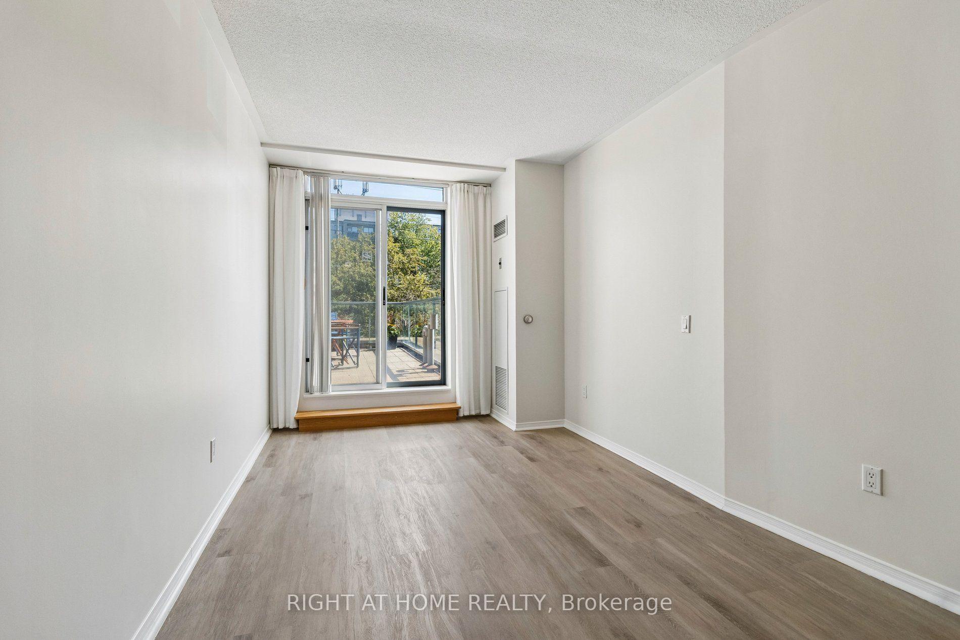 Photo 4 of Unit 106, 7398 Yonge Street, Vaughan, Crestwood-Springfarm-Yorkhill — HOMEH