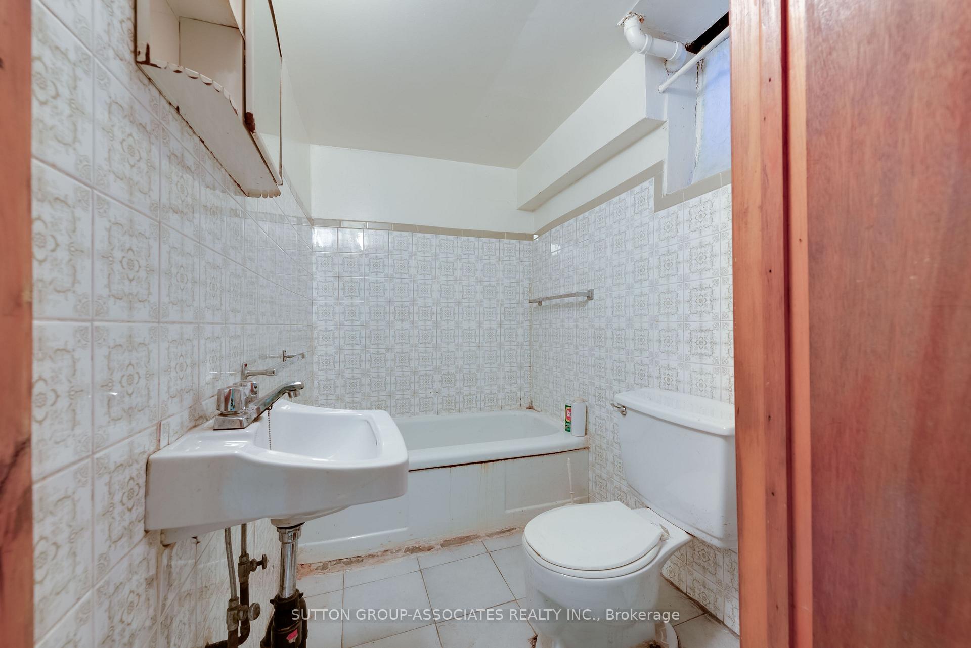 Photo 33 of 76 St Annes Road, Toronto, Little Portugal — HOMEH