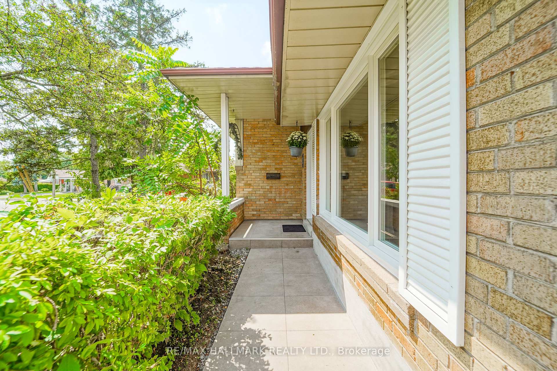 Photo 4 of 54 Charlemont Crescent, Scarborough, Tam O'Shanter-Sullivan — HOMEH