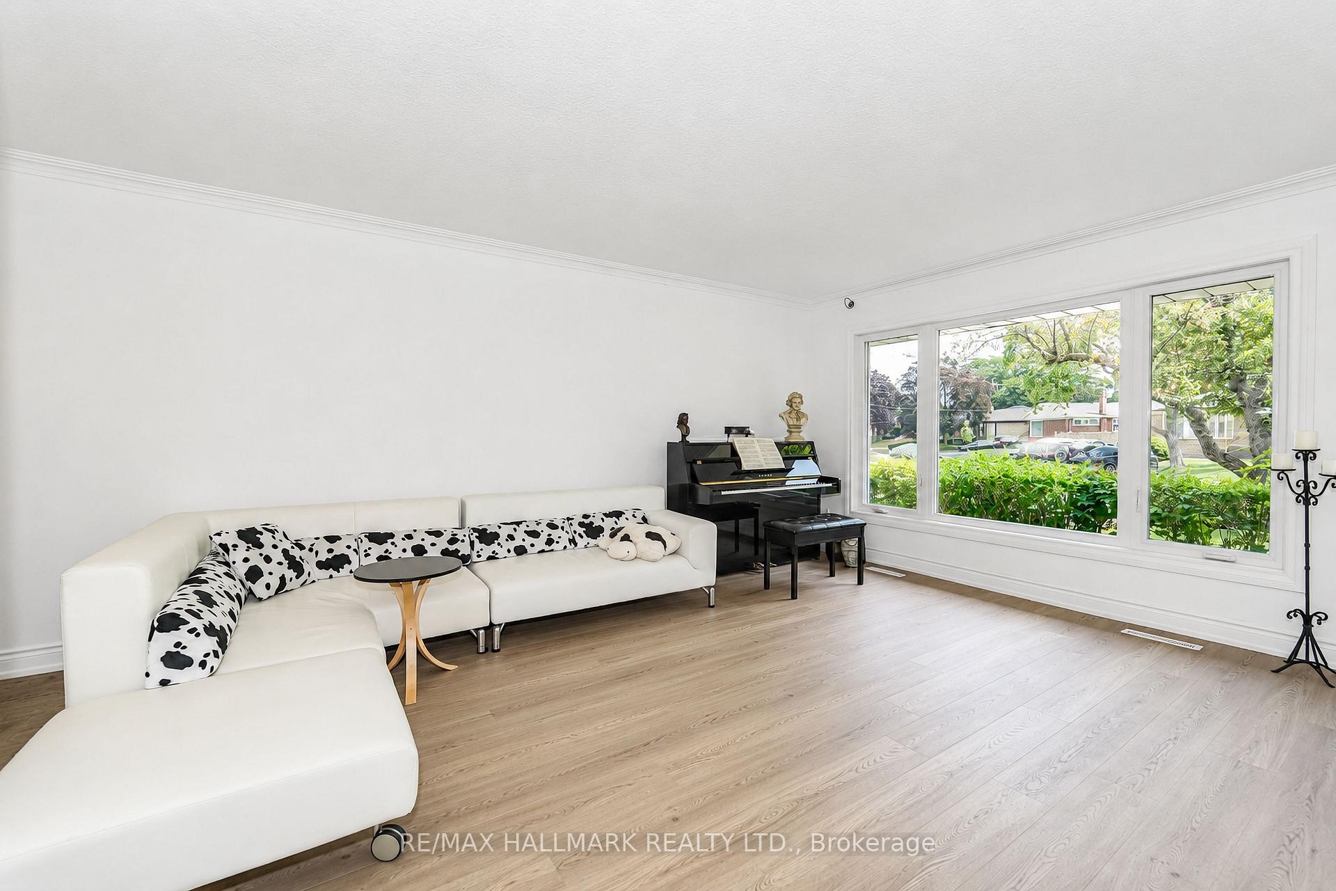 Photo 7 of 54 Charlemont Crescent, Scarborough, Tam O'Shanter-Sullivan — HOMEH