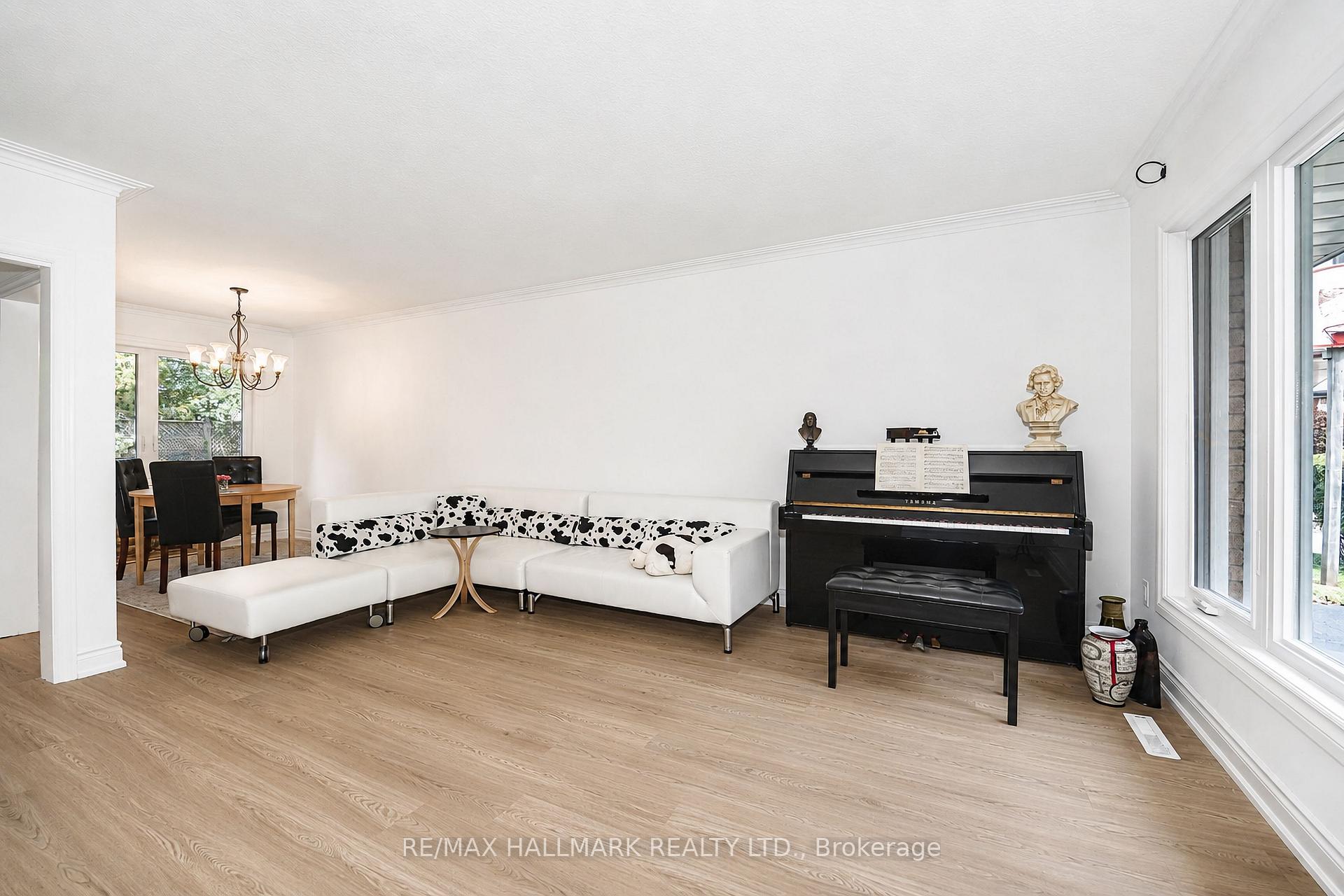 Photo 10 of 54 Charlemont Crescent, Scarborough, Tam O'Shanter-Sullivan — HOMEH