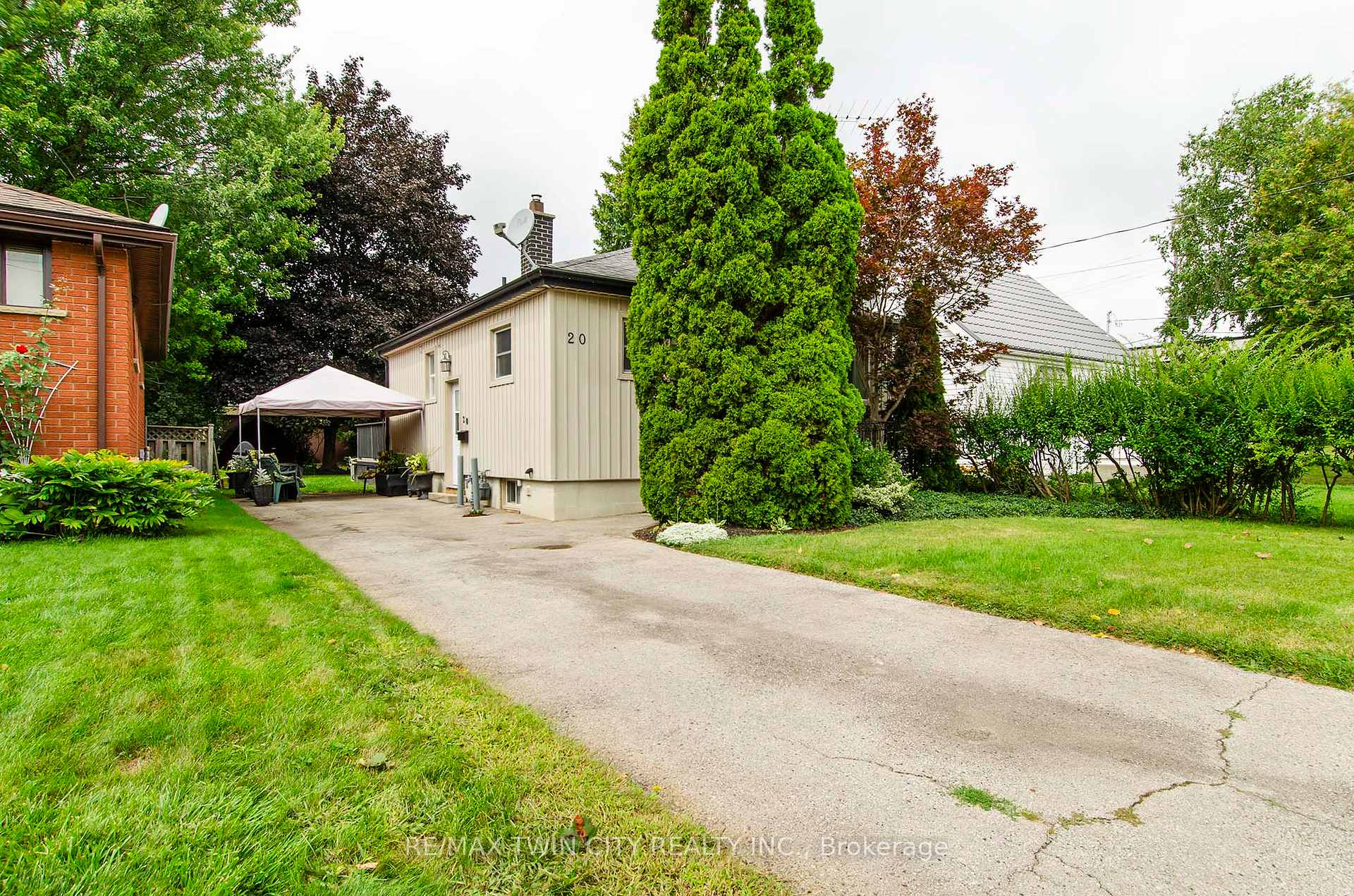 Photo 2 of 20 John Avenue, Brantford, Holmedale — HOMEH