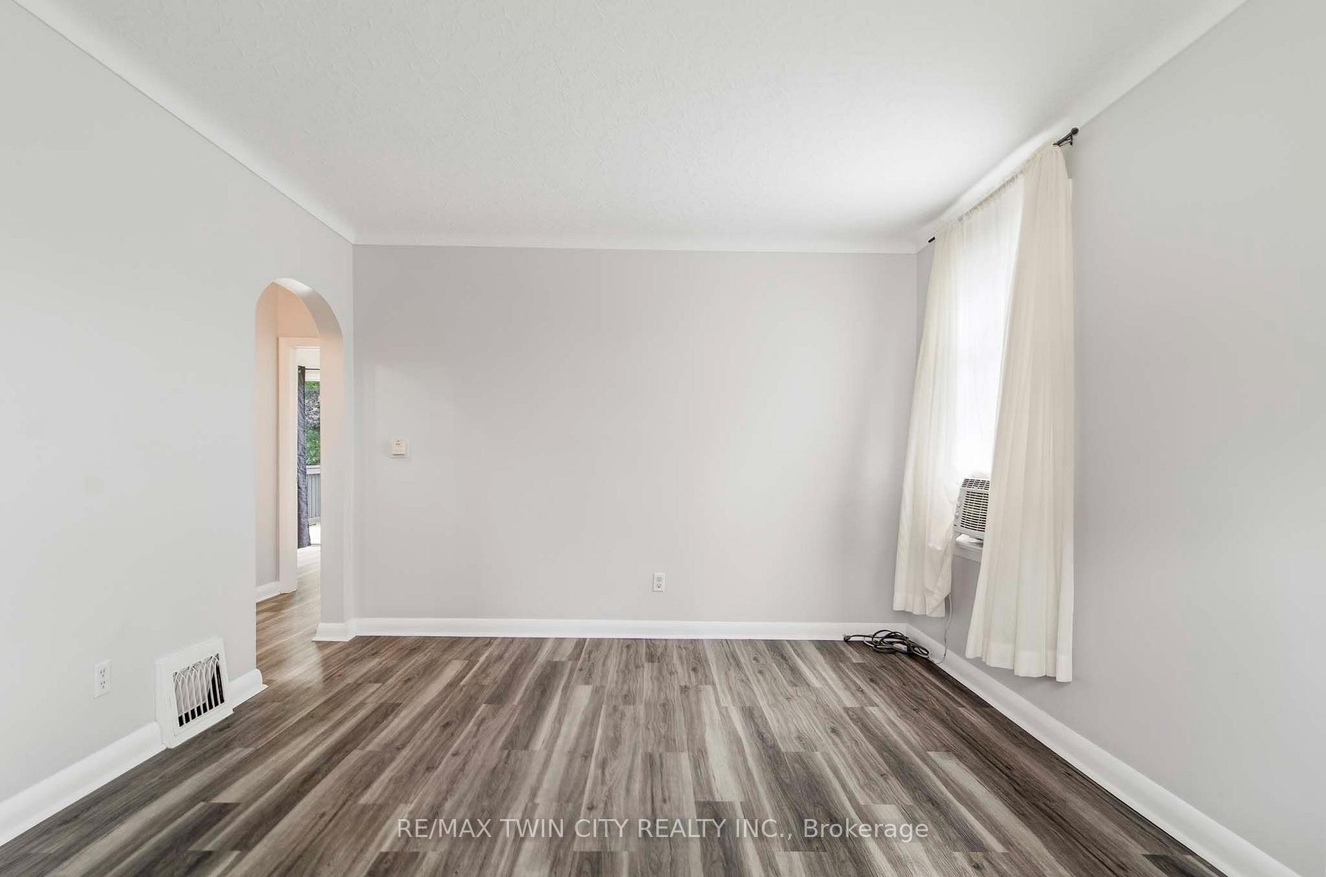 Photo 3 of 20 John Avenue, Brantford, Holmedale — HOMEH