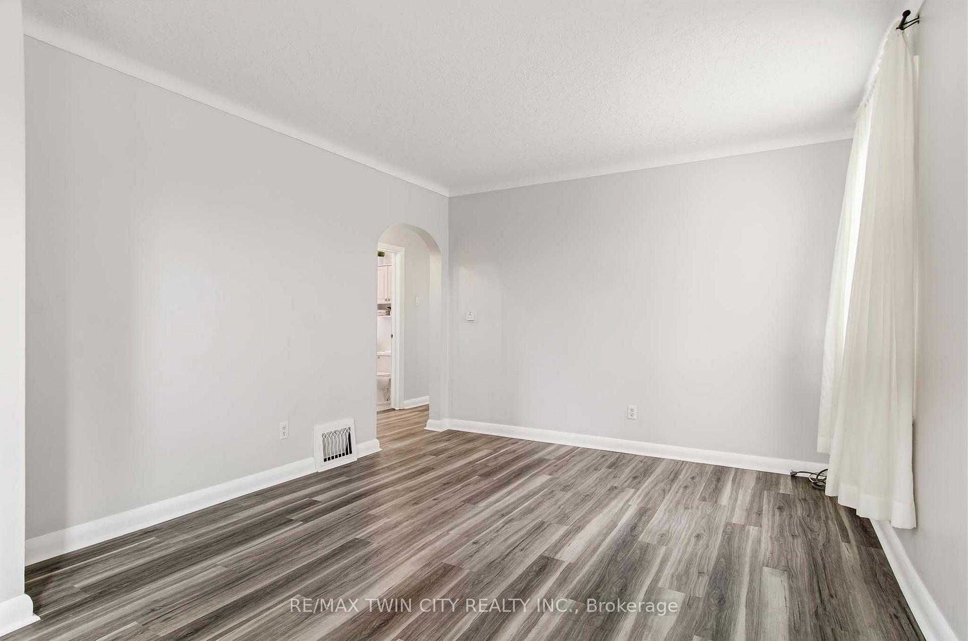 Photo 4 of 20 John Avenue, Brantford, Holmedale — HOMEH