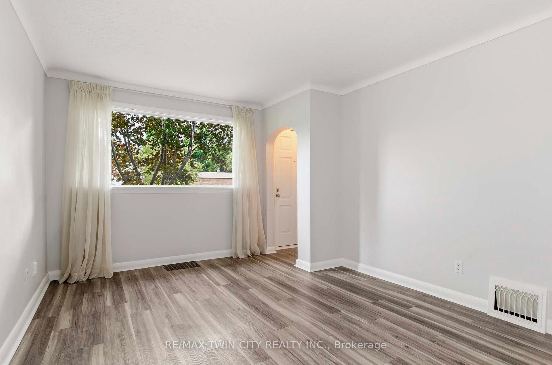 Photo 5 of 20 John Avenue, Brantford, Holmedale — HOMEH