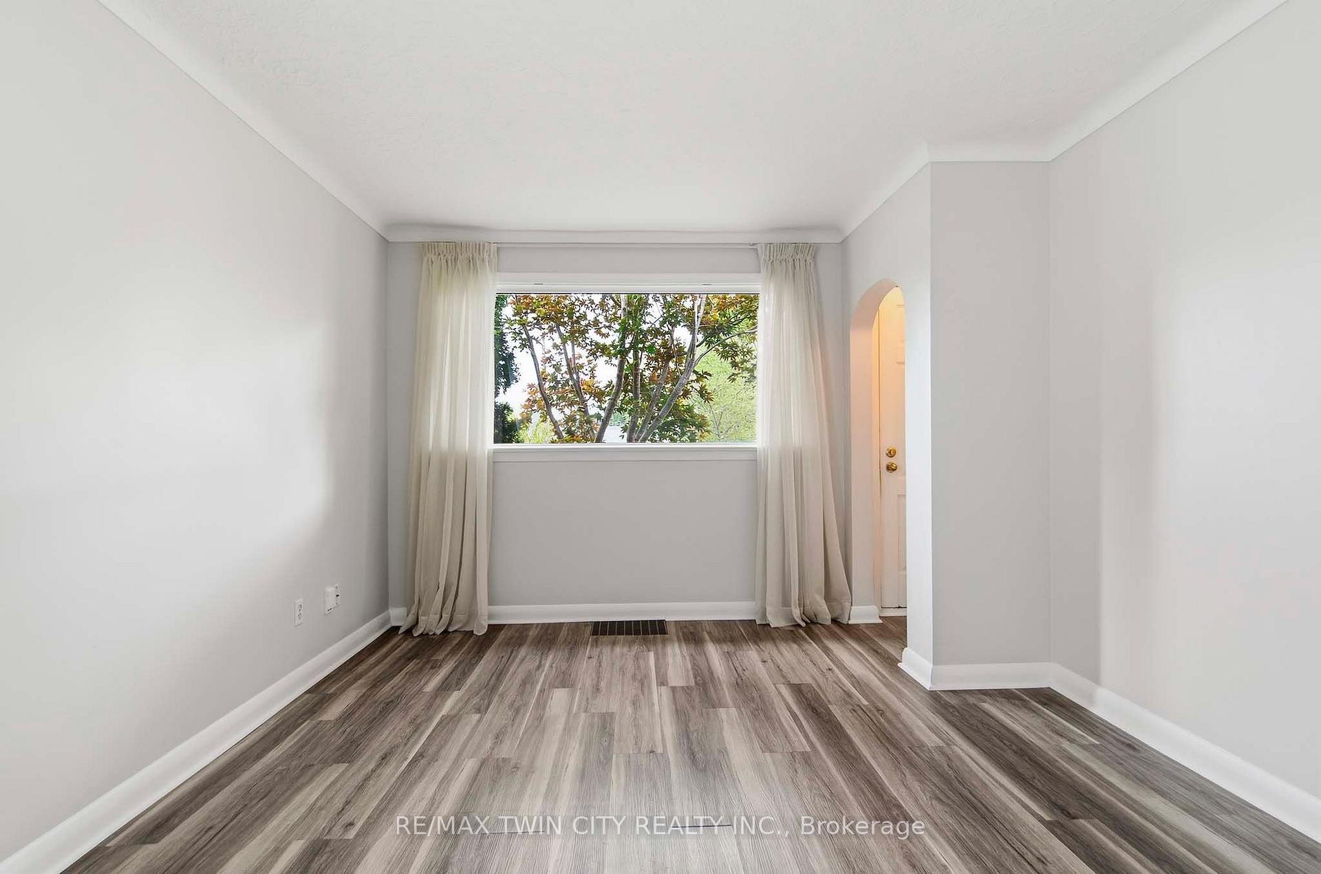 Photo 6 of 20 John Avenue, Brantford, Holmedale — HOMEH