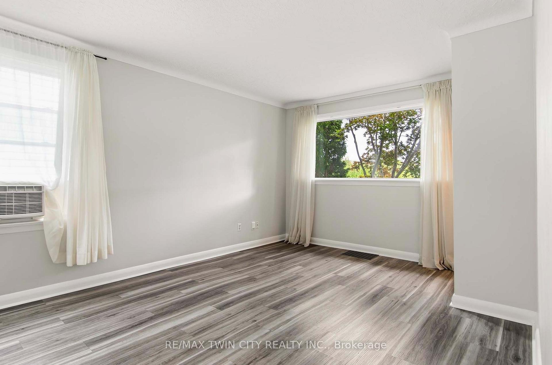 Photo 7 of 20 John Avenue, Brantford, Holmedale — HOMEH