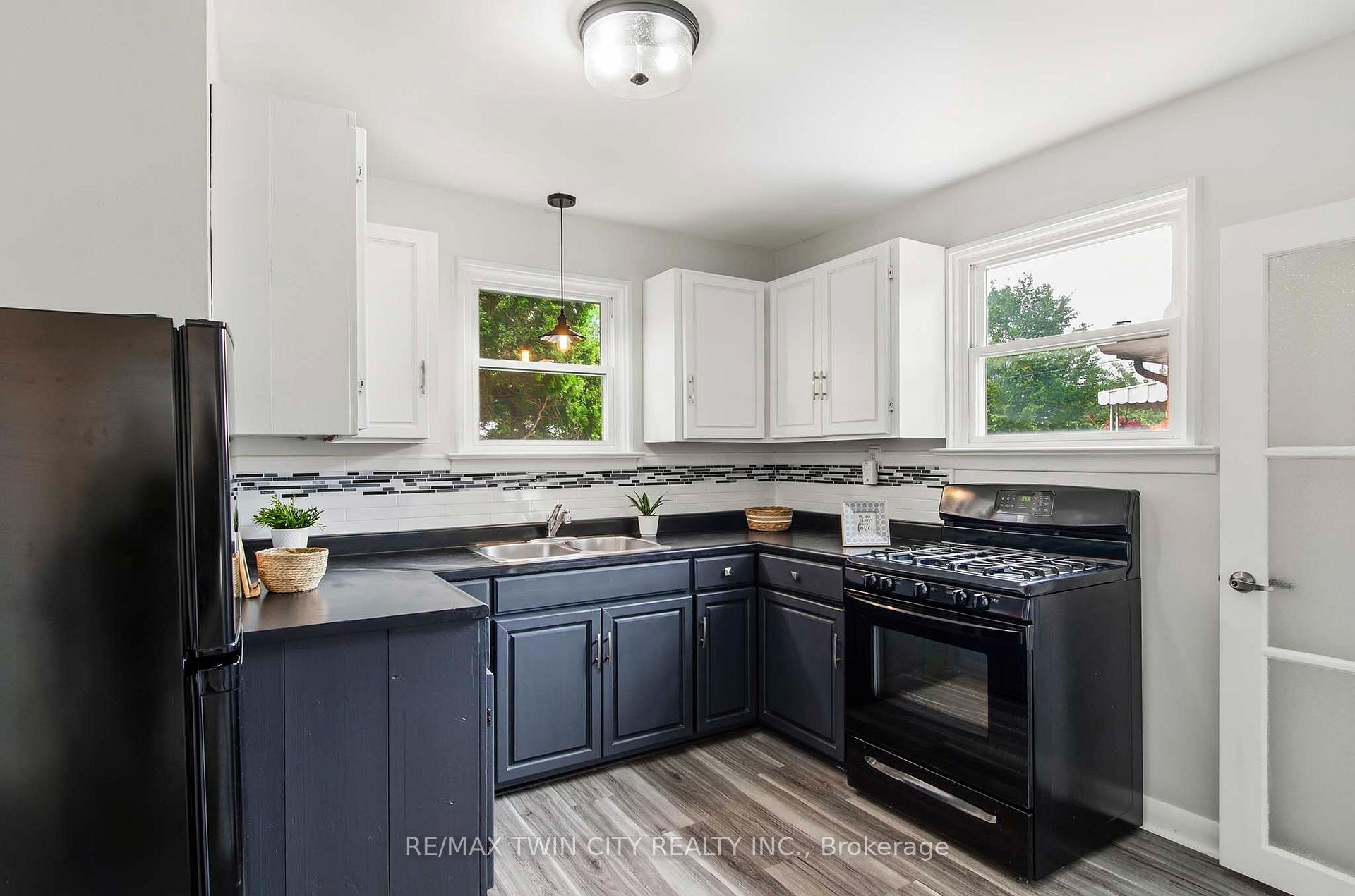 Photo 8 of 20 John Avenue, Brantford, Holmedale — HOMEH