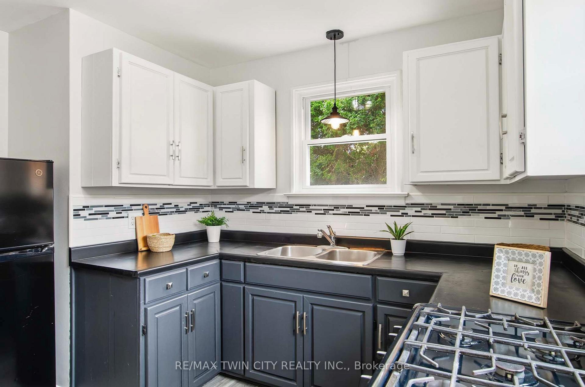 Photo 10 of 20 John Avenue, Brantford, Holmedale — HOMEH