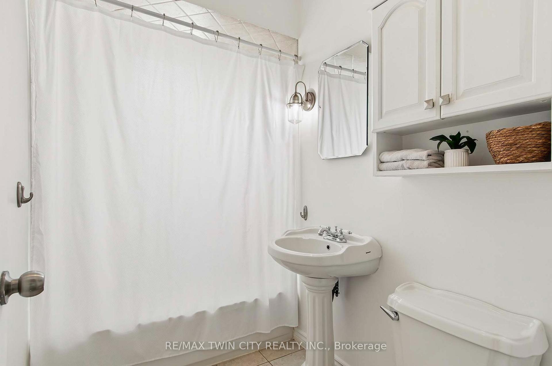 Photo 11 of 20 John Avenue, Brantford, Holmedale — HOMEH