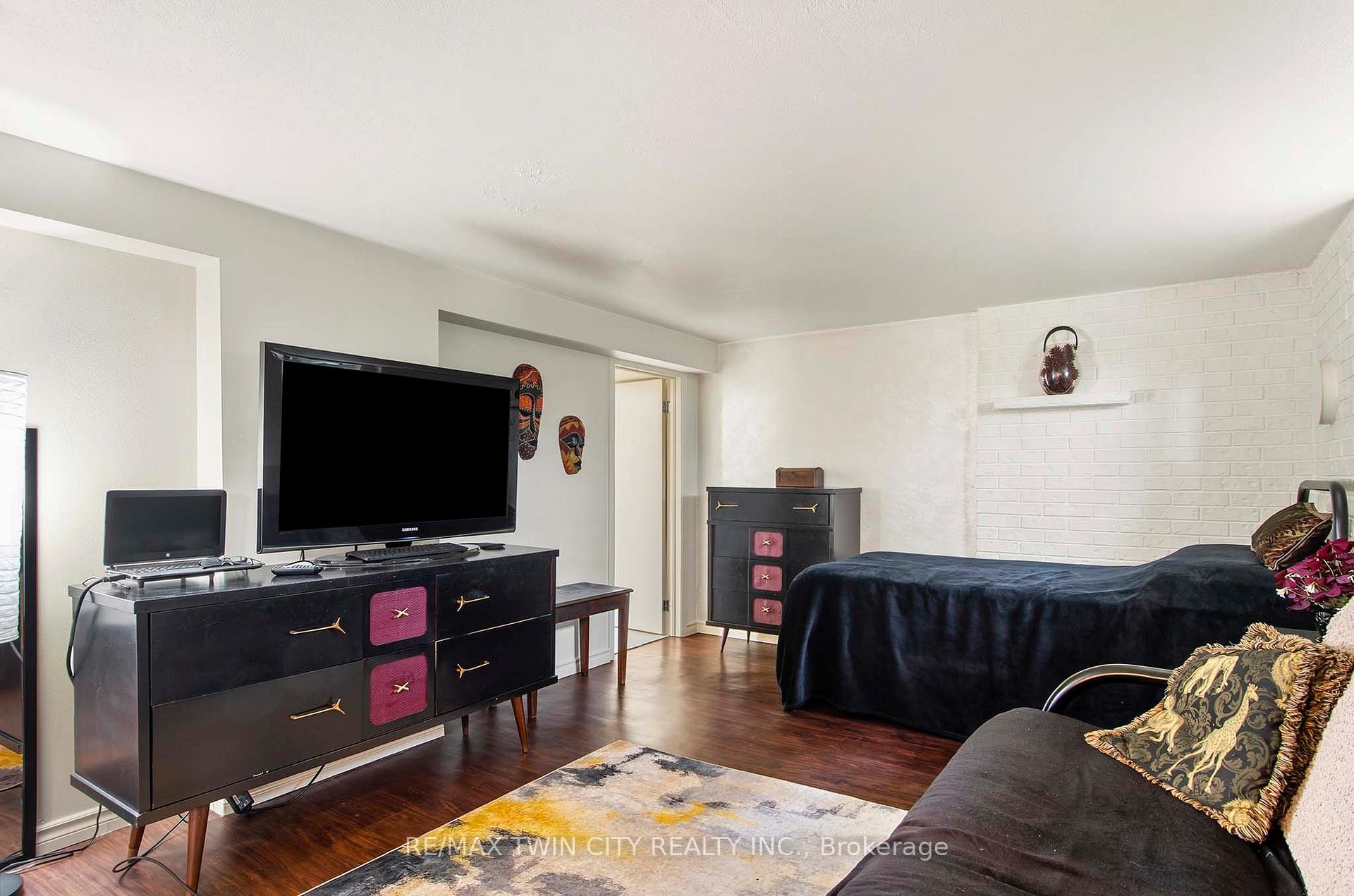 Photo 19 of 20 John Avenue, Brantford, Holmedale — HOMEH