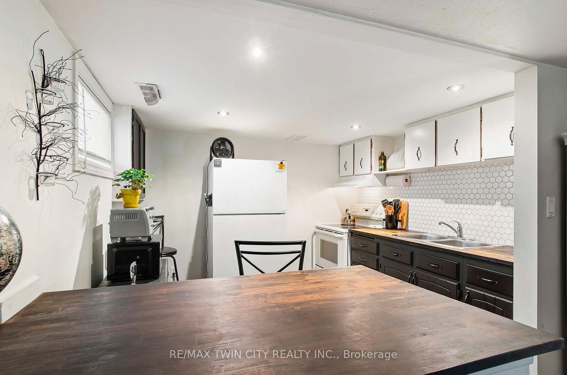 Photo 25 of 20 John Avenue, Brantford, Holmedale — HOMEH