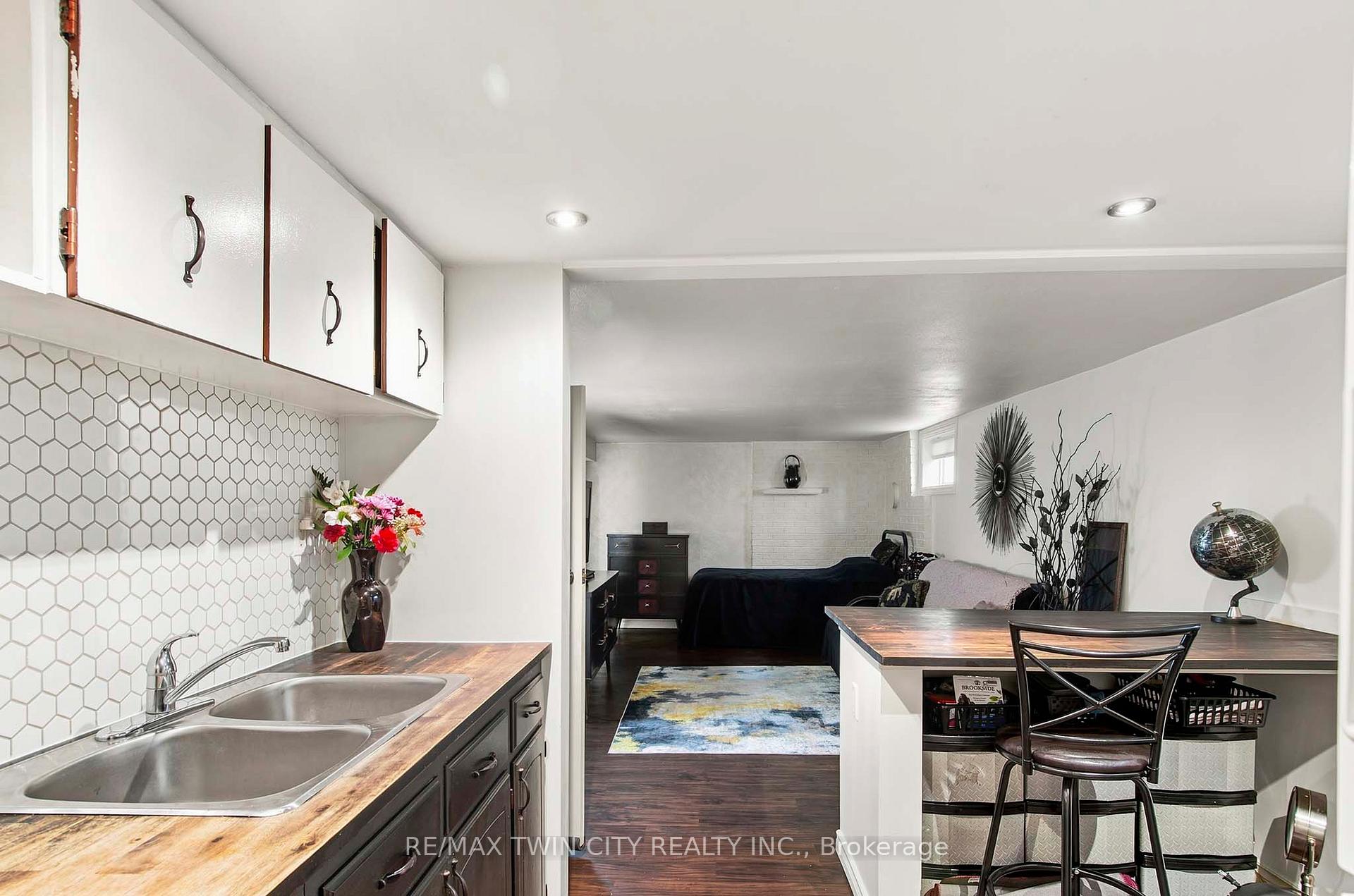 Photo 27 of 20 John Avenue, Brantford, Holmedale — HOMEH