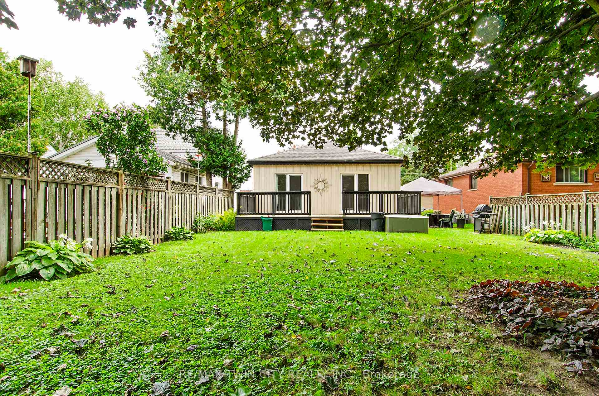 Photo 30 of 20 John Avenue, Brantford, Holmedale — HOMEH