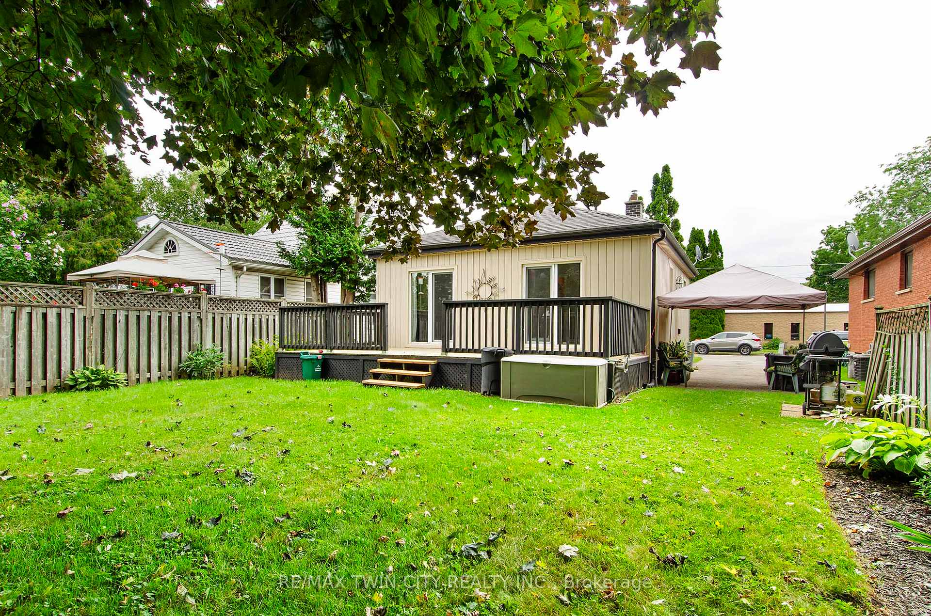 Photo 32 of 20 John Avenue, Brantford, Holmedale — HOMEH