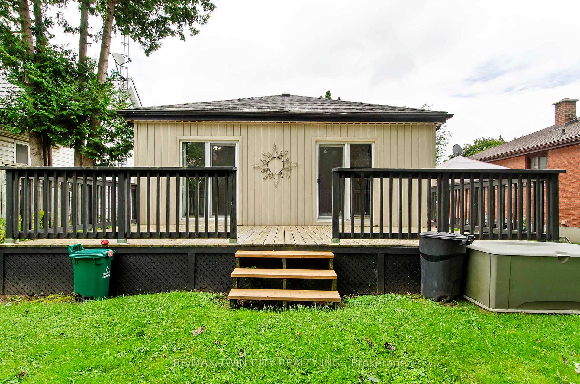 Photo 33 of 20 John Avenue, Brantford, Holmedale — HOMEH