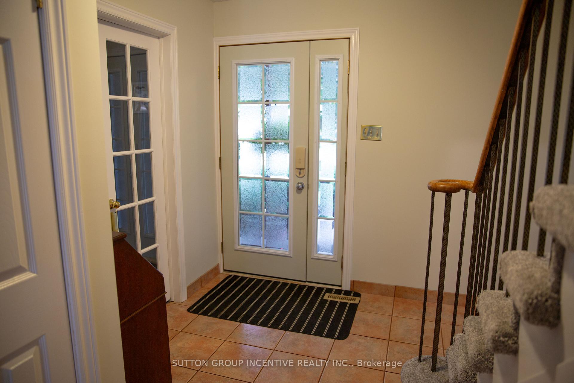 Photo 4 of 160 Walton Drive, Aurora, Aurora Village — HOMEH