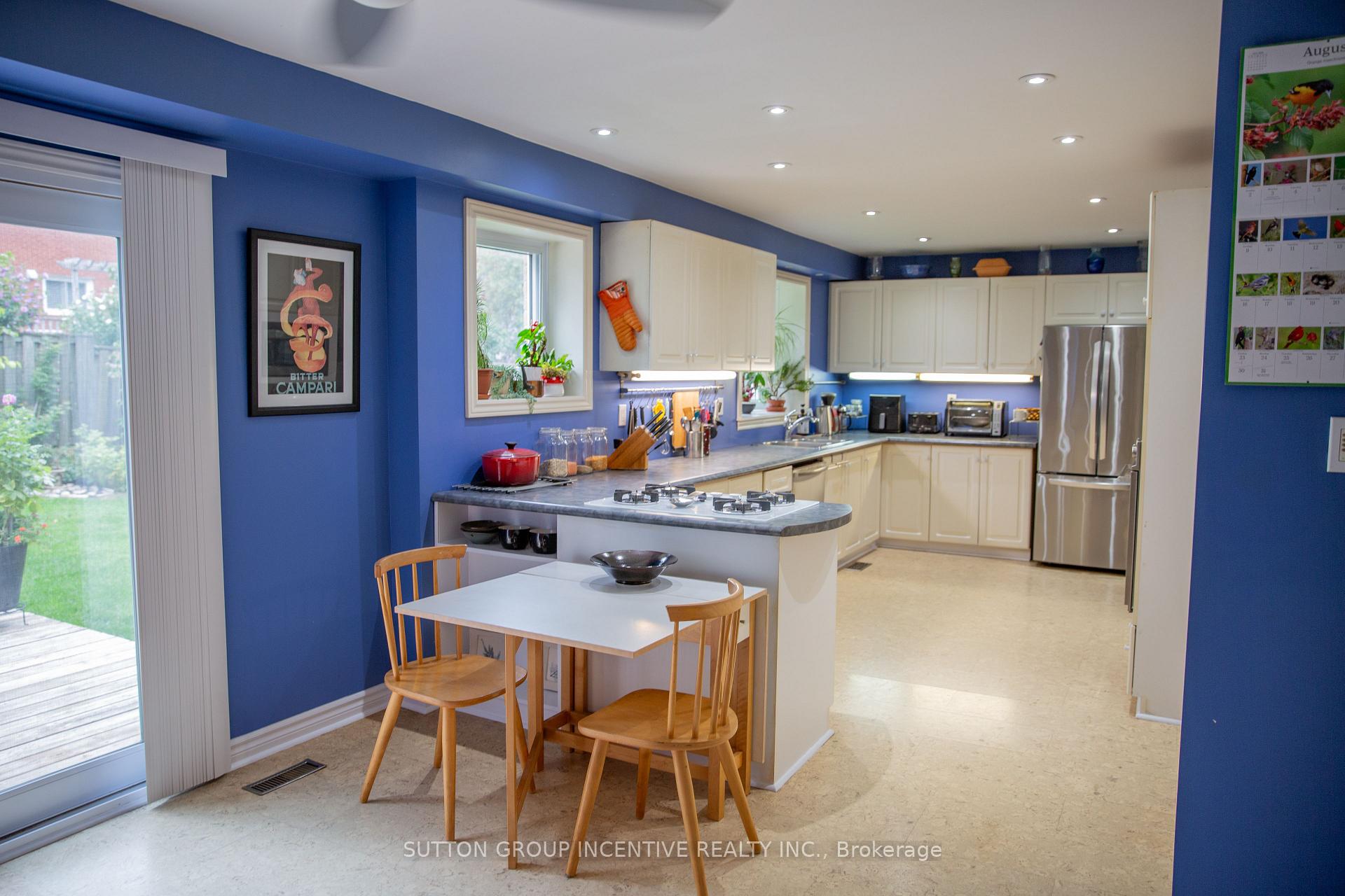 Photo 6 of 160 Walton Drive, Aurora, Aurora Village — HOMEH