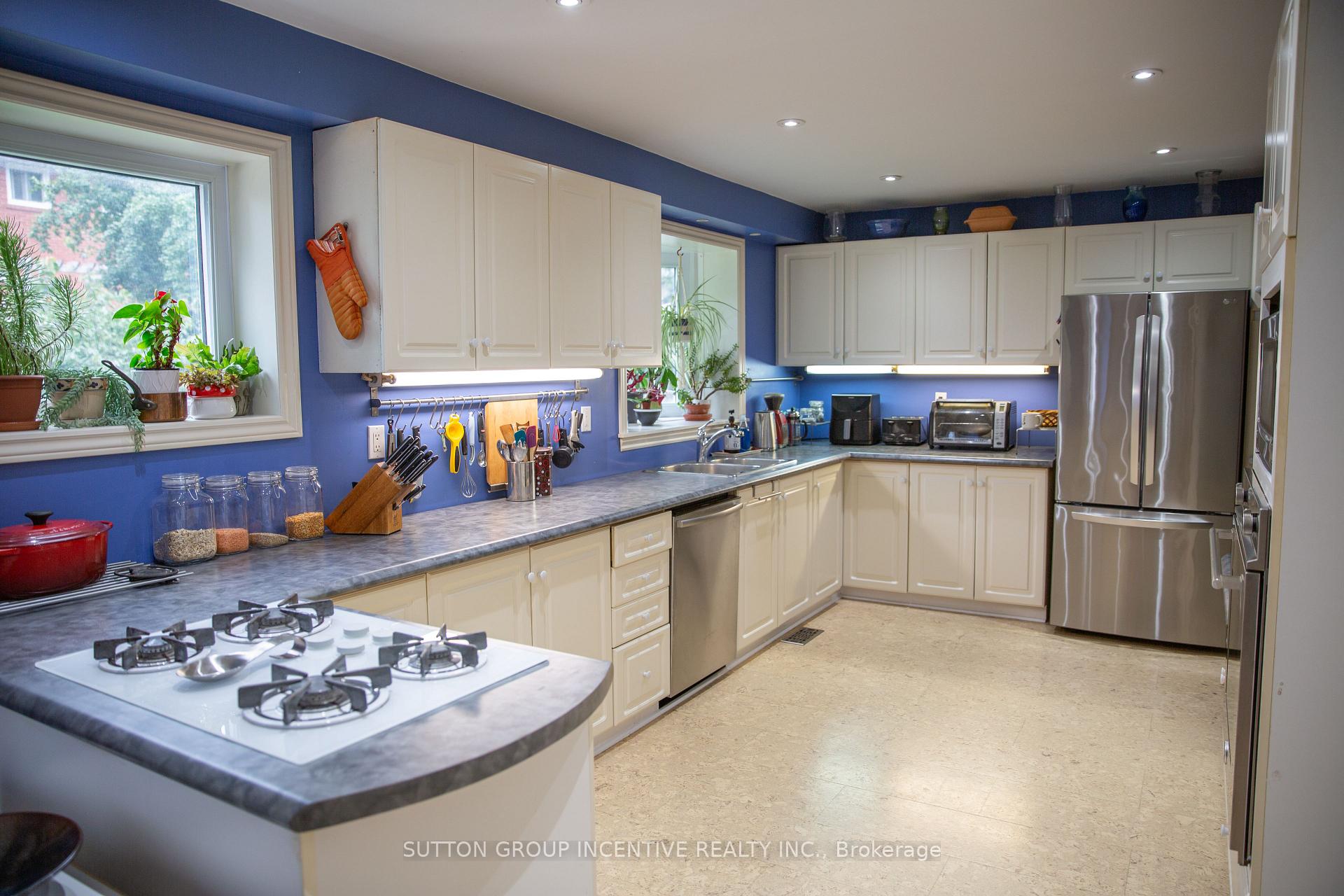 Photo 9 of 160 Walton Drive, Aurora, Aurora Village — HOMEH