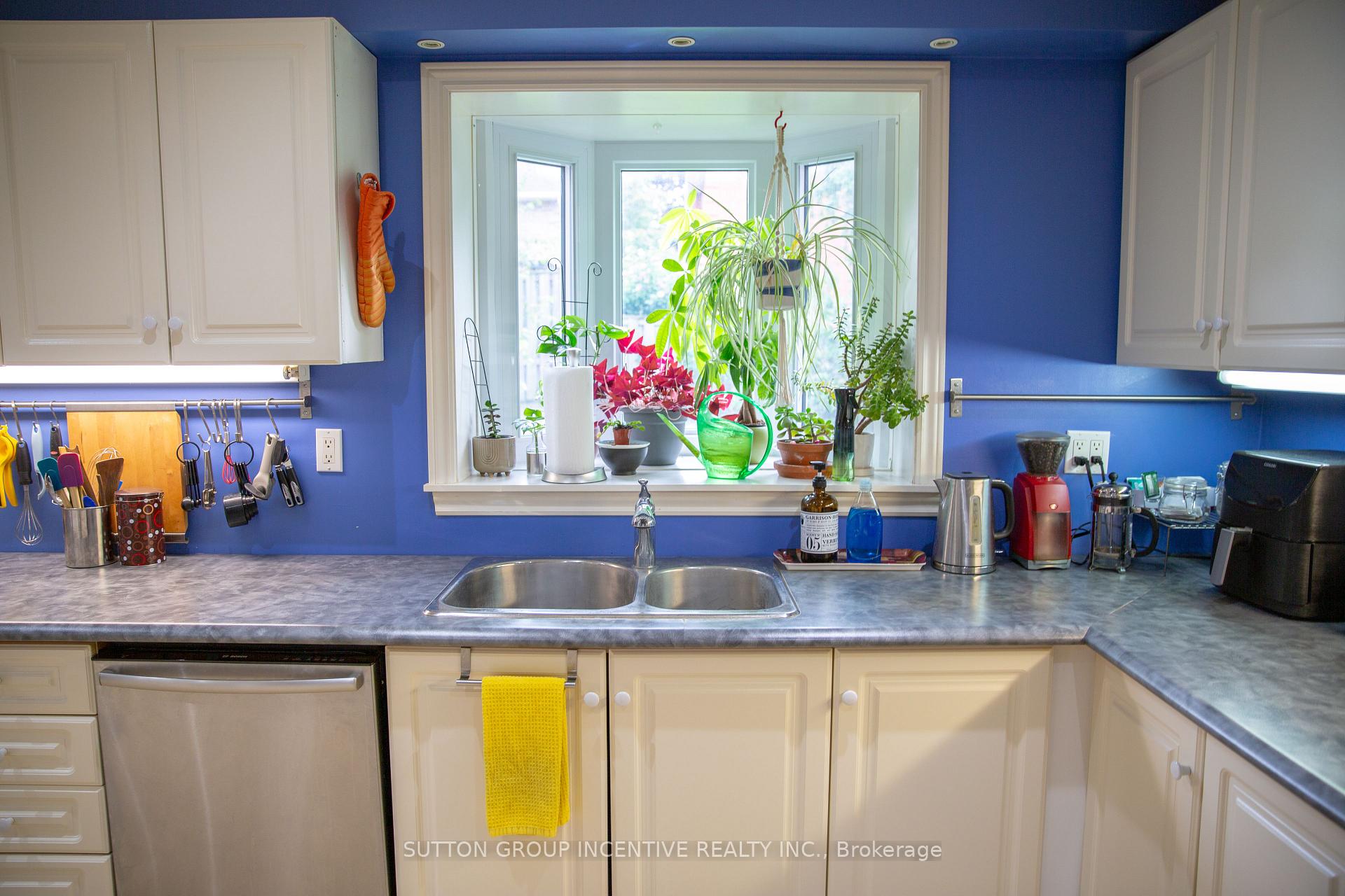 Photo 10 of 160 Walton Drive, Aurora, Aurora Village — HOMEH