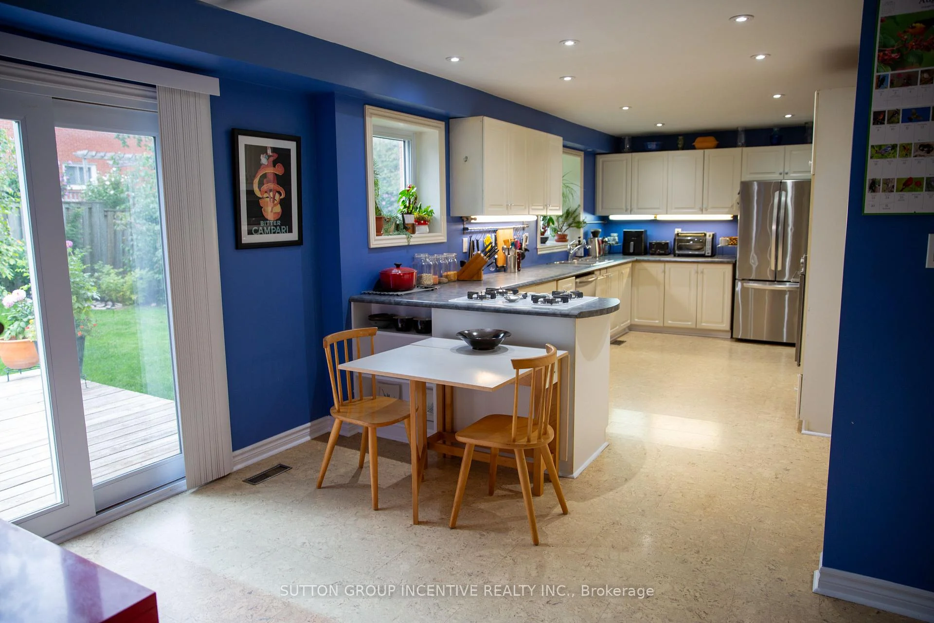 Photo 8 of 160 Walton Drive, Aurora, Aurora Village — HOMEH