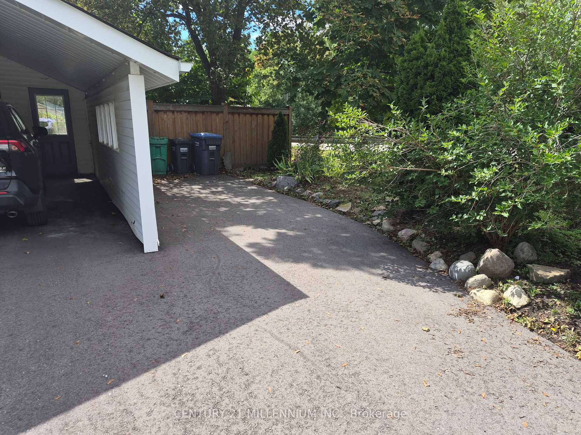 Photo 3 of 40 Meadowland Drive, Brampton, Brampton East — HOMEH