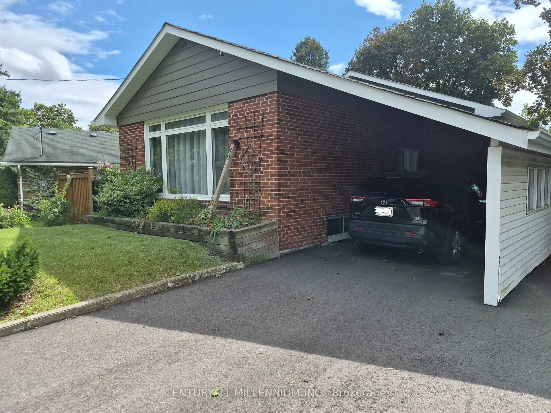 Photo 4 of 40 Meadowland Drive, Brampton, Brampton East — HOMEH