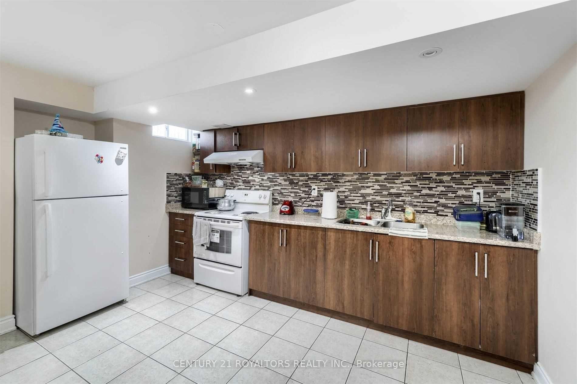 Photo 4 of Unit Bsmt, 341 Sunny Meadow Boulevard, Brampton, Sandringham-Wellington — HOMEH
