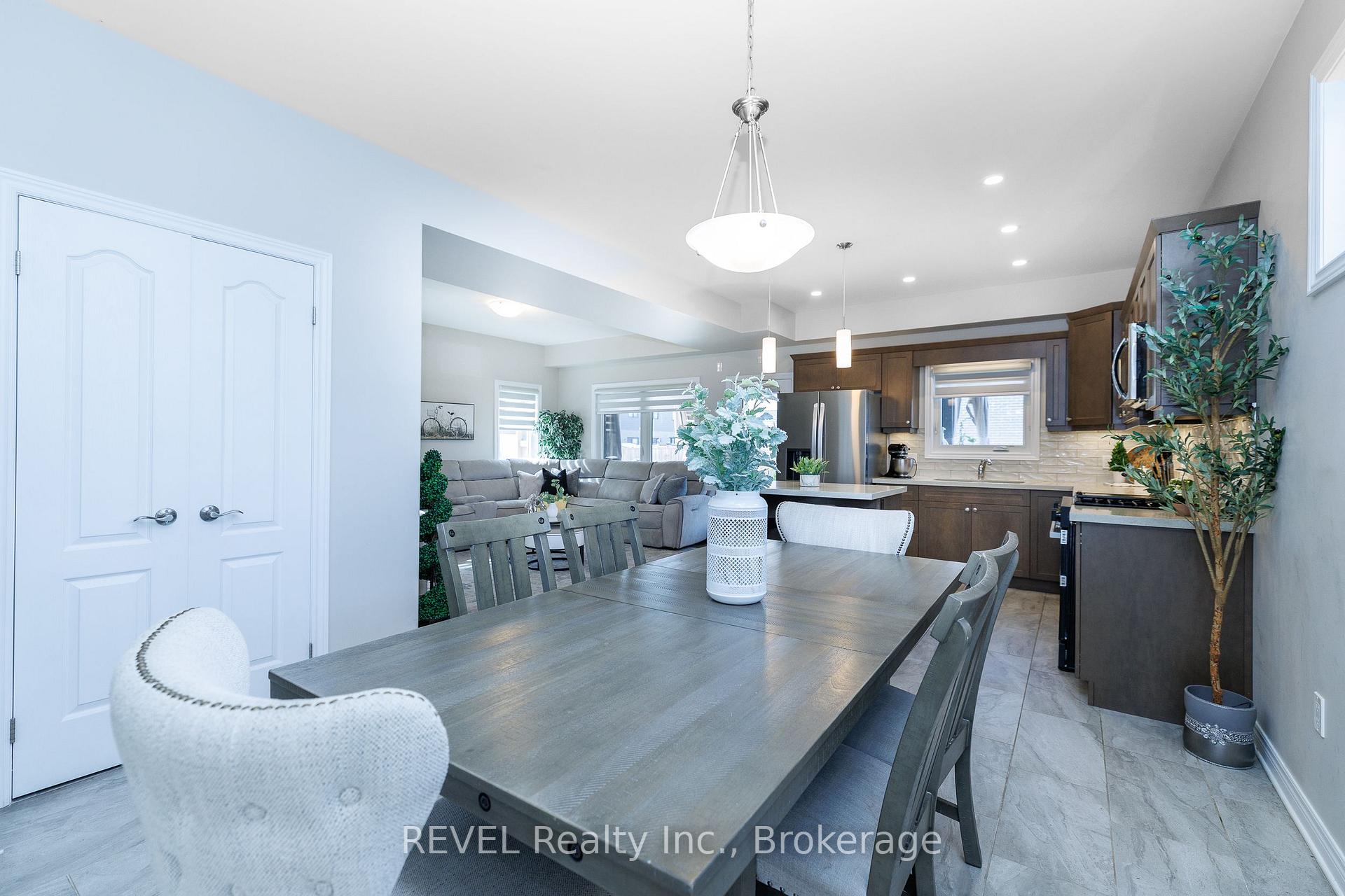 Photo 5 of 8961 Emily Boulevard, Niagara Falls, Brown — HOMEH