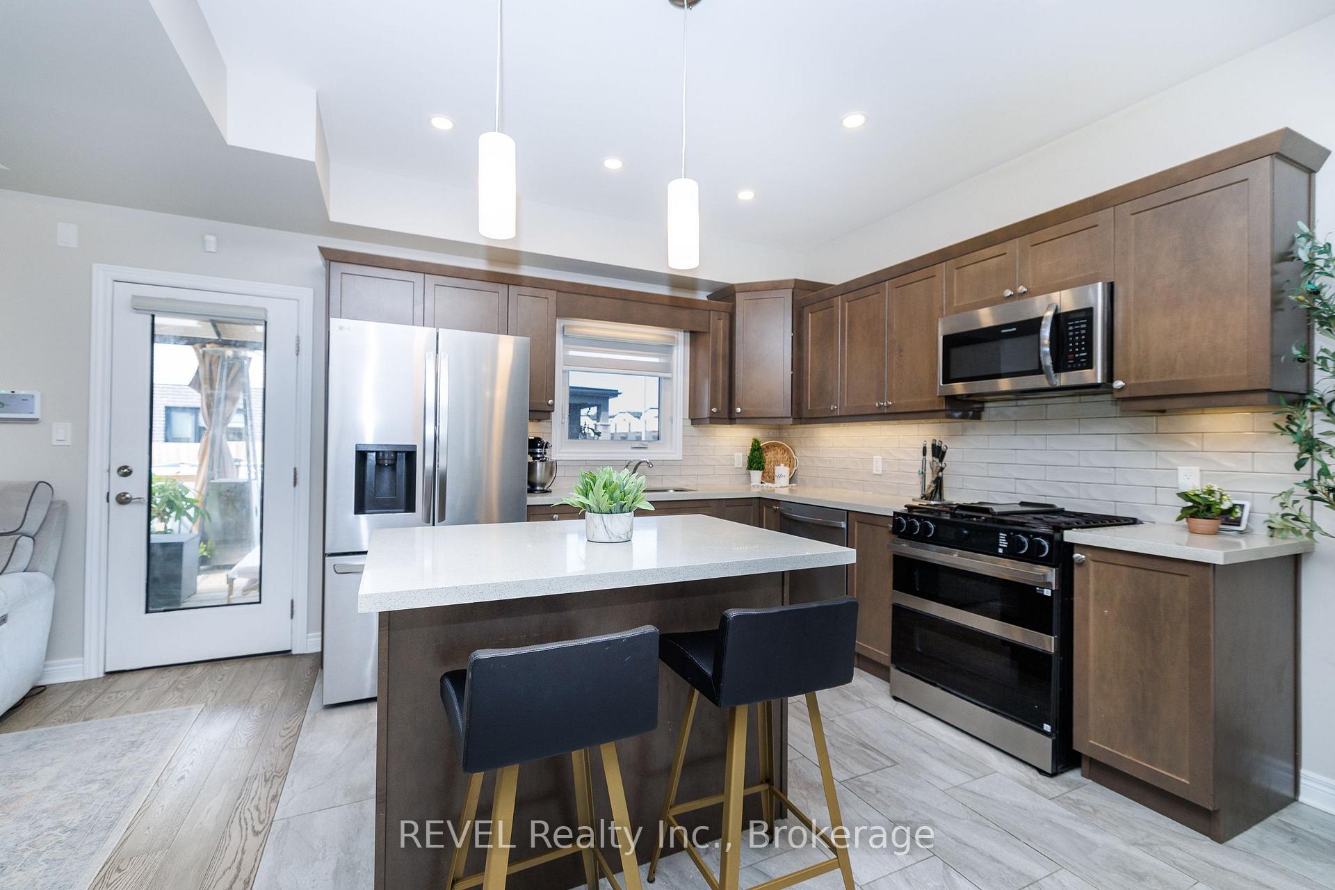 Photo 6 of 8961 Emily Boulevard, Niagara Falls, Brown — HOMEH