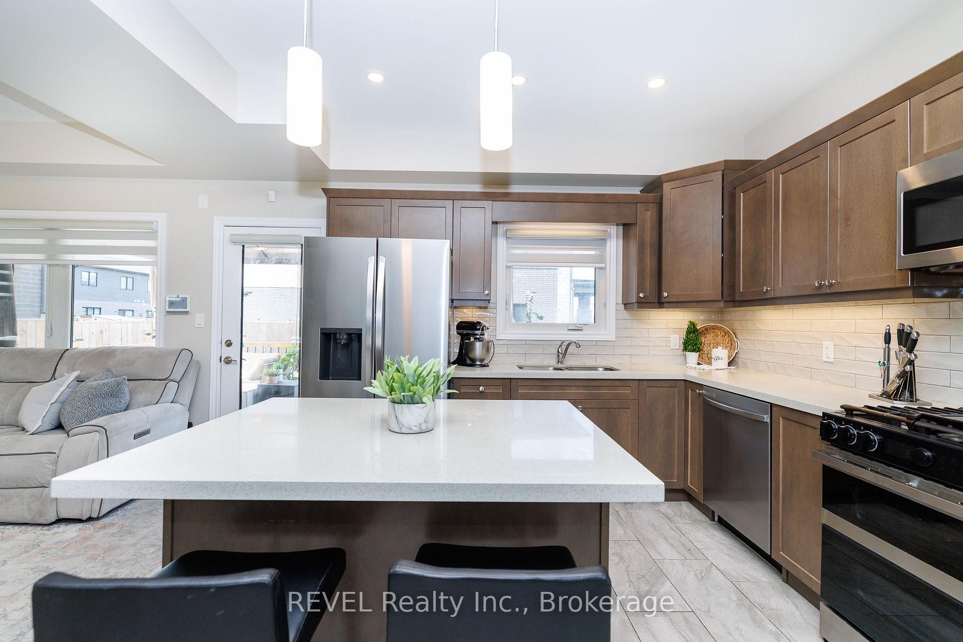 Photo 7 of 8961 Emily Boulevard, Niagara Falls, Brown — HOMEH