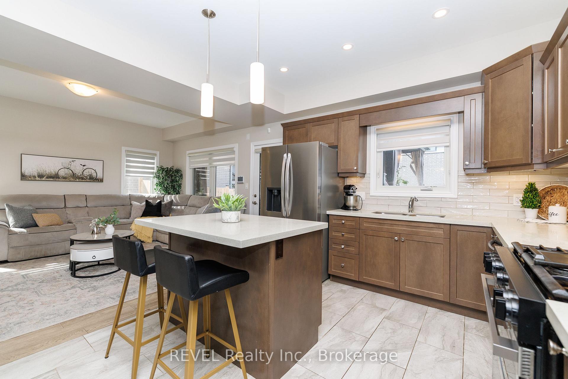 Photo 8 of 8961 Emily Boulevard, Niagara Falls, Brown — HOMEH