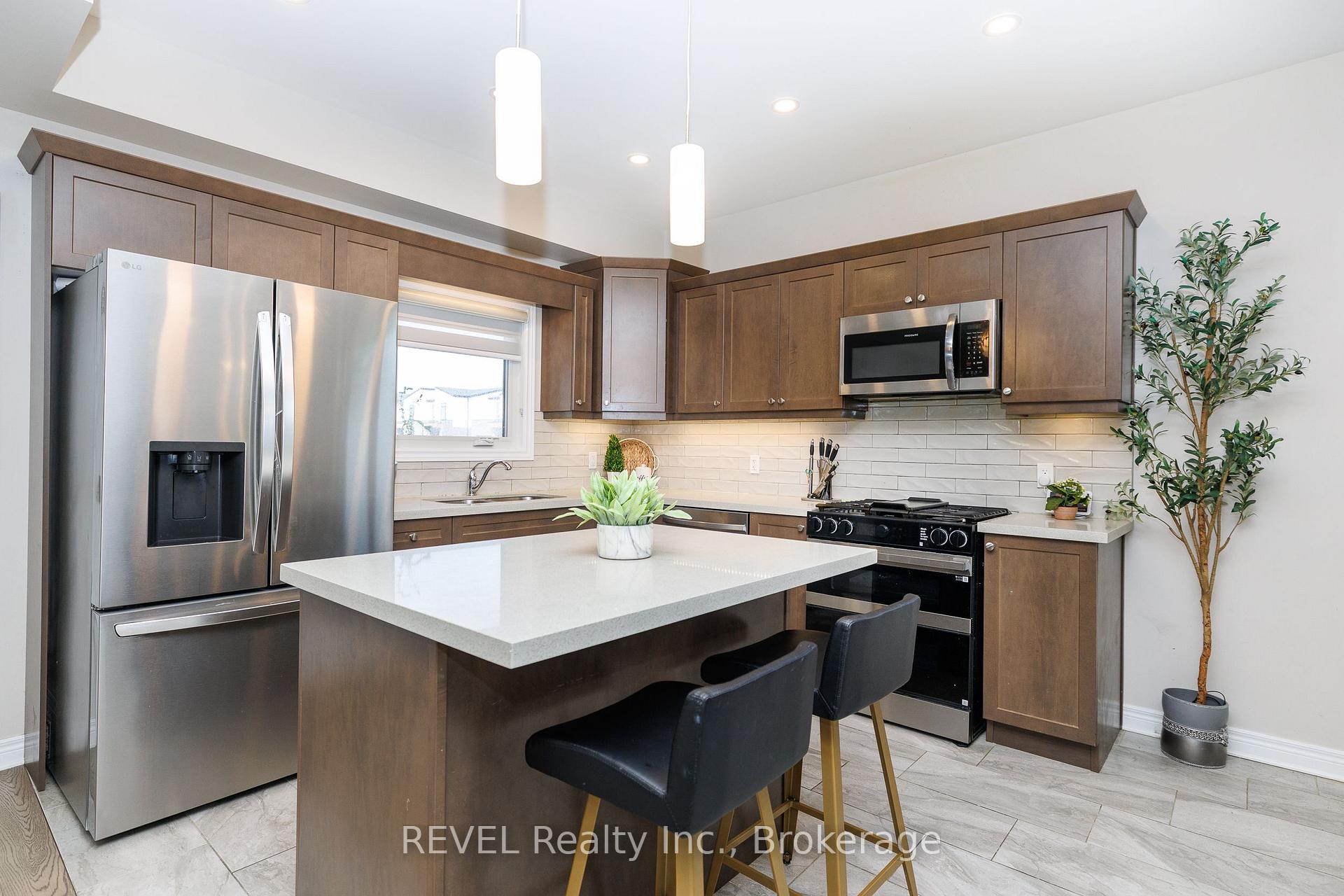 Photo 9 of 8961 Emily Boulevard, Niagara Falls, Brown — HOMEH