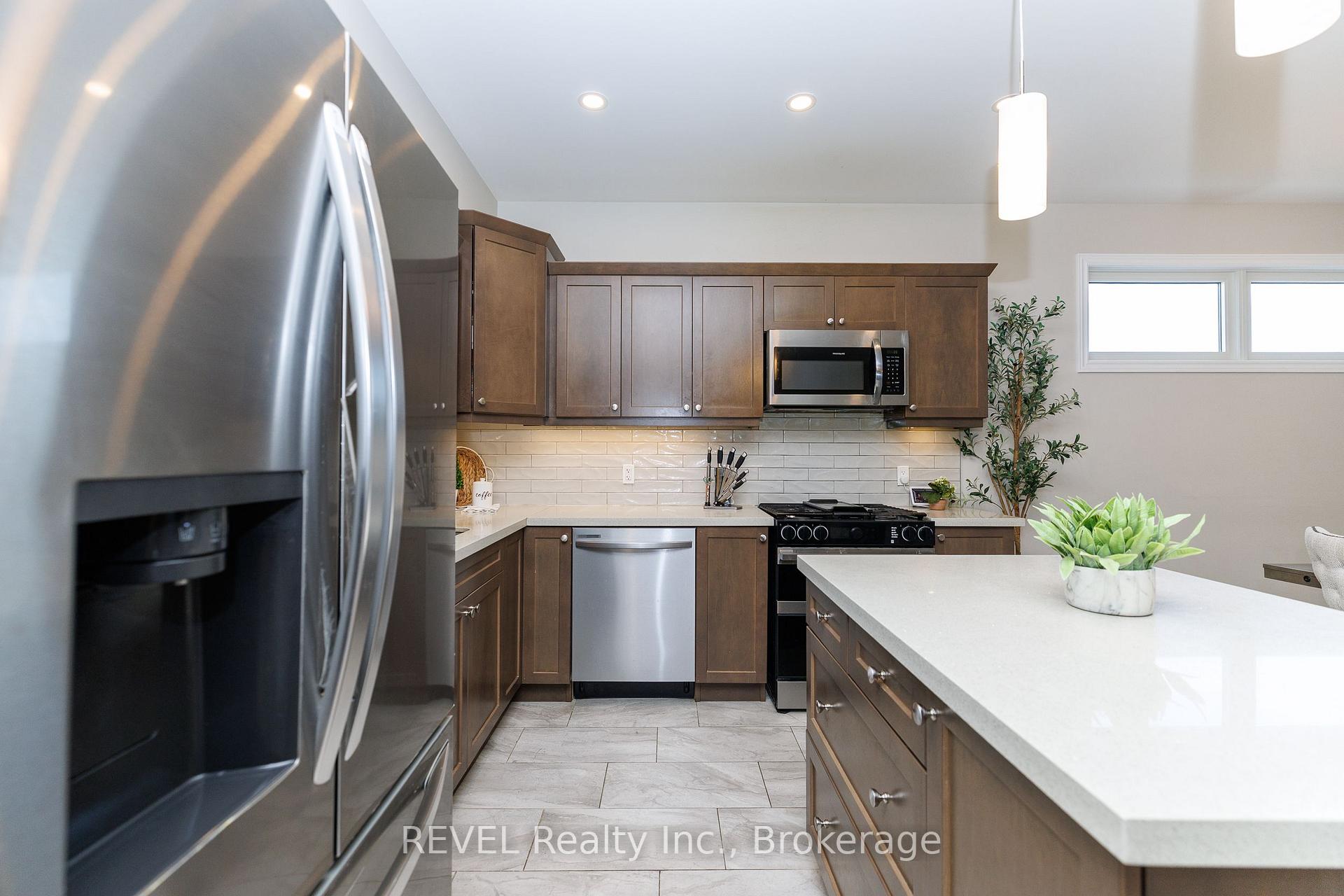 Photo 10 of 8961 Emily Boulevard, Niagara Falls, Brown — HOMEH