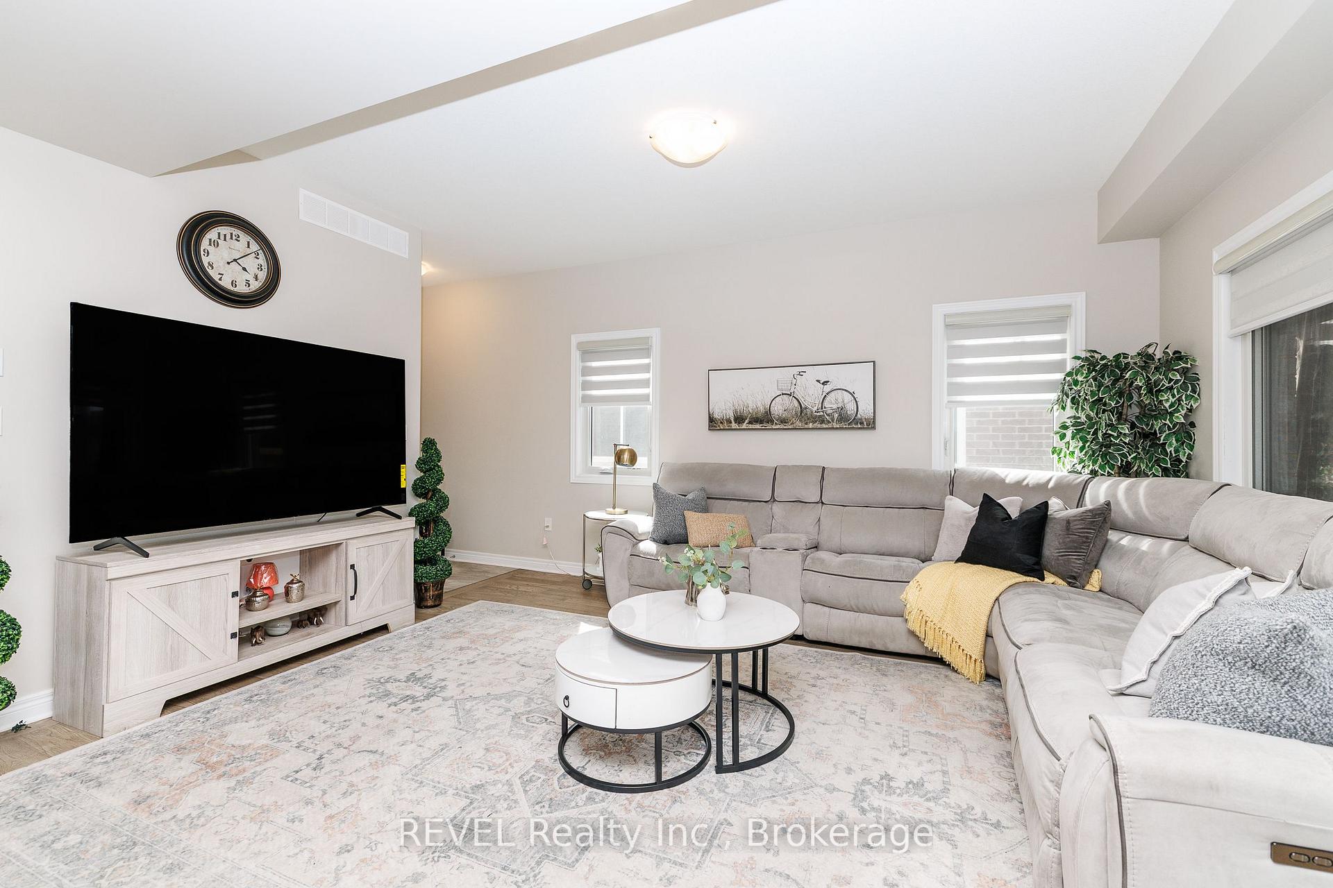 Photo 12 of 8961 Emily Boulevard, Niagara Falls, Brown — HOMEH
