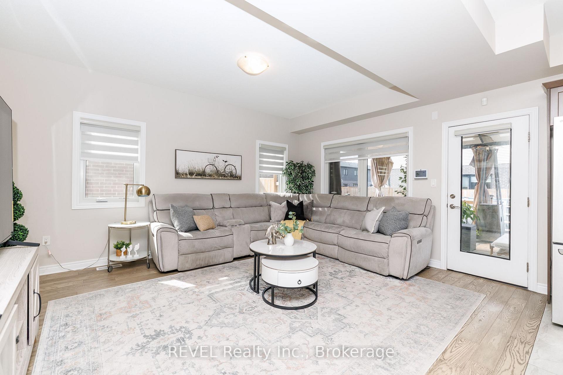 Photo 13 of 8961 Emily Boulevard, Niagara Falls, Brown — HOMEH