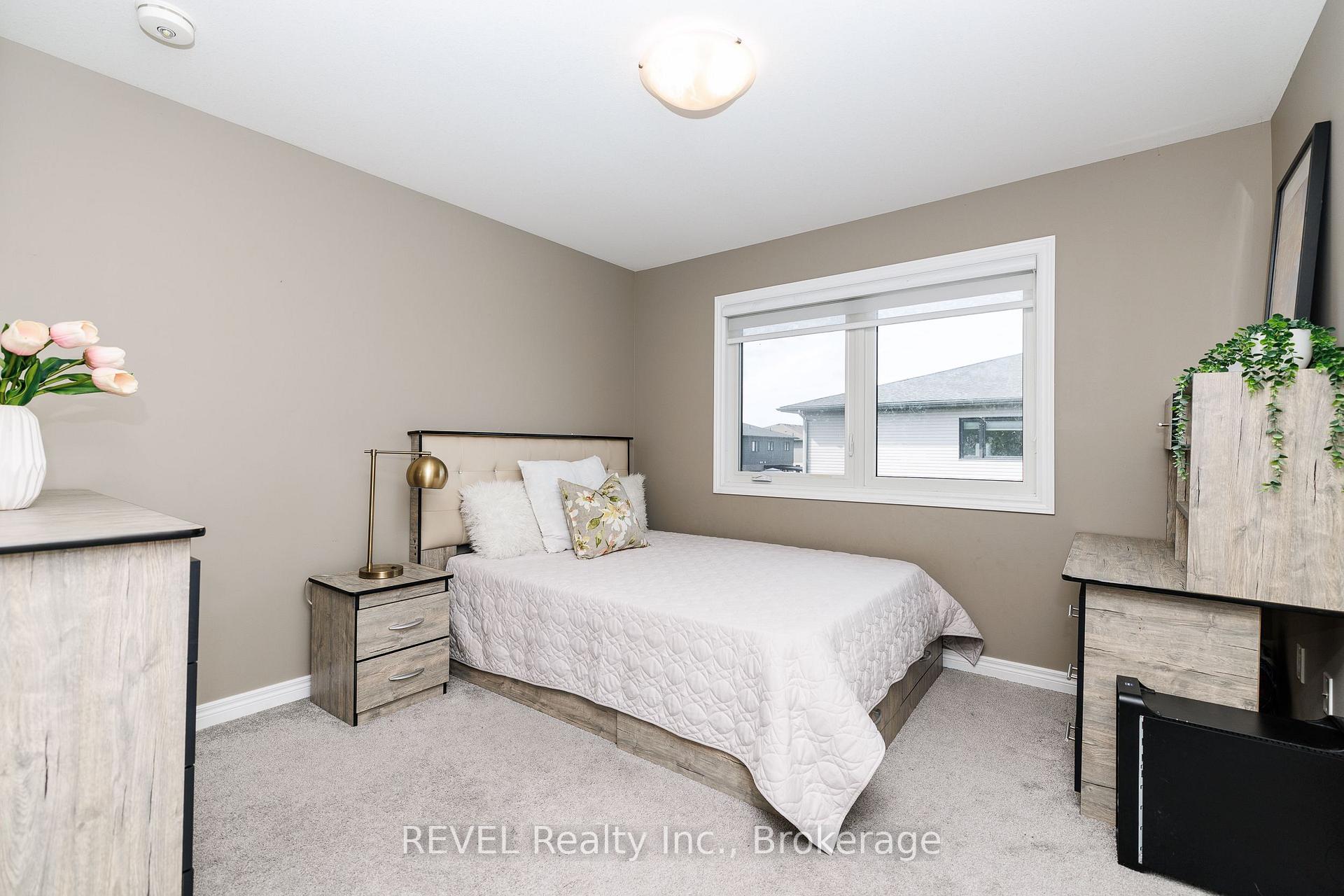 Photo 23 of 8961 Emily Boulevard, Niagara Falls, Brown — HOMEH