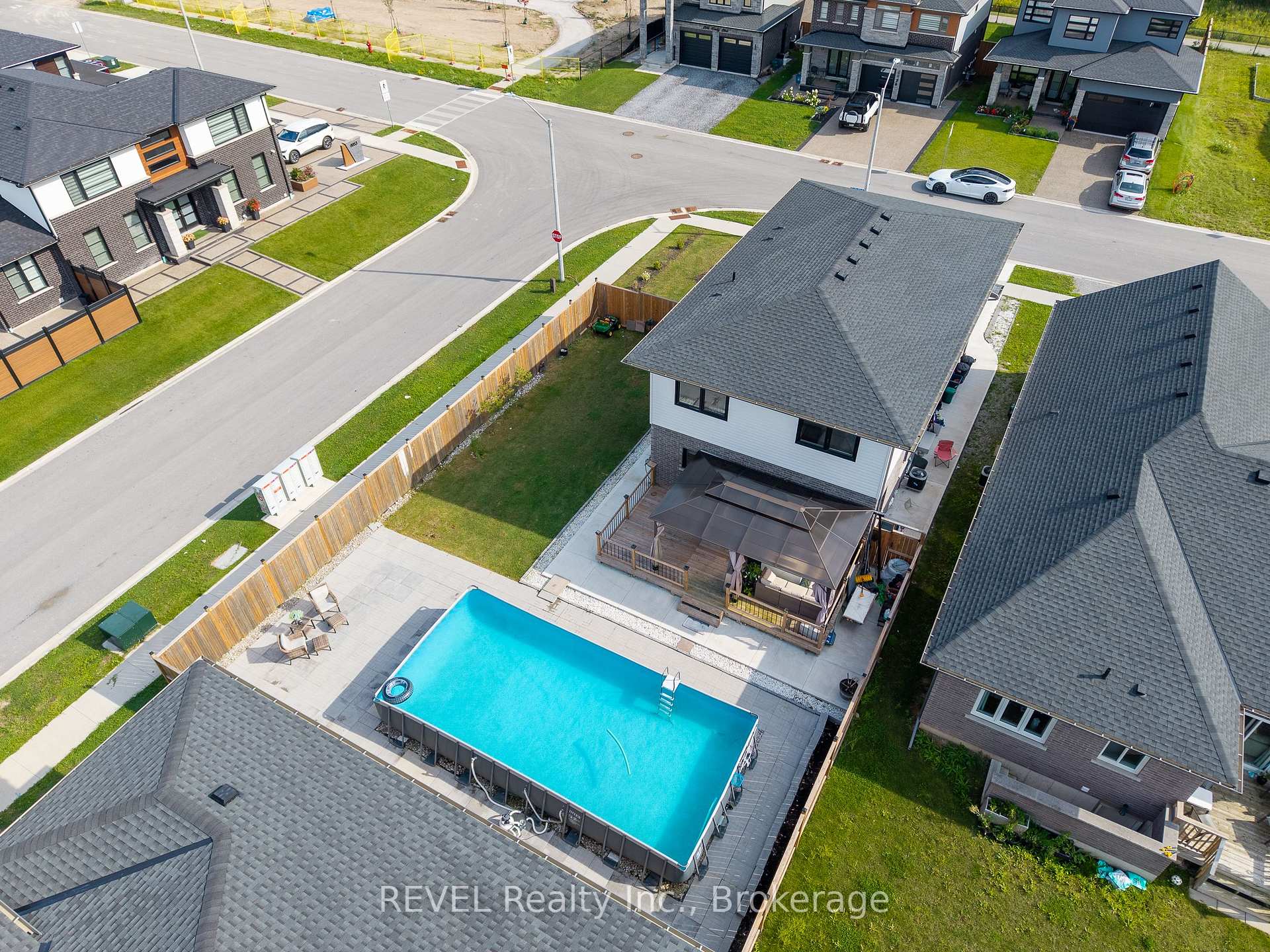 Photo 38 of 8961 Emily Boulevard, Niagara Falls, Brown — HOMEH