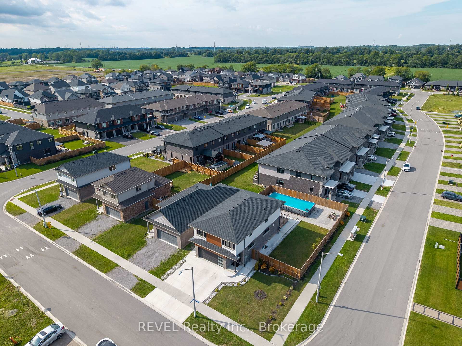 Photo 39 of 8961 Emily Boulevard, Niagara Falls, Brown — HOMEH