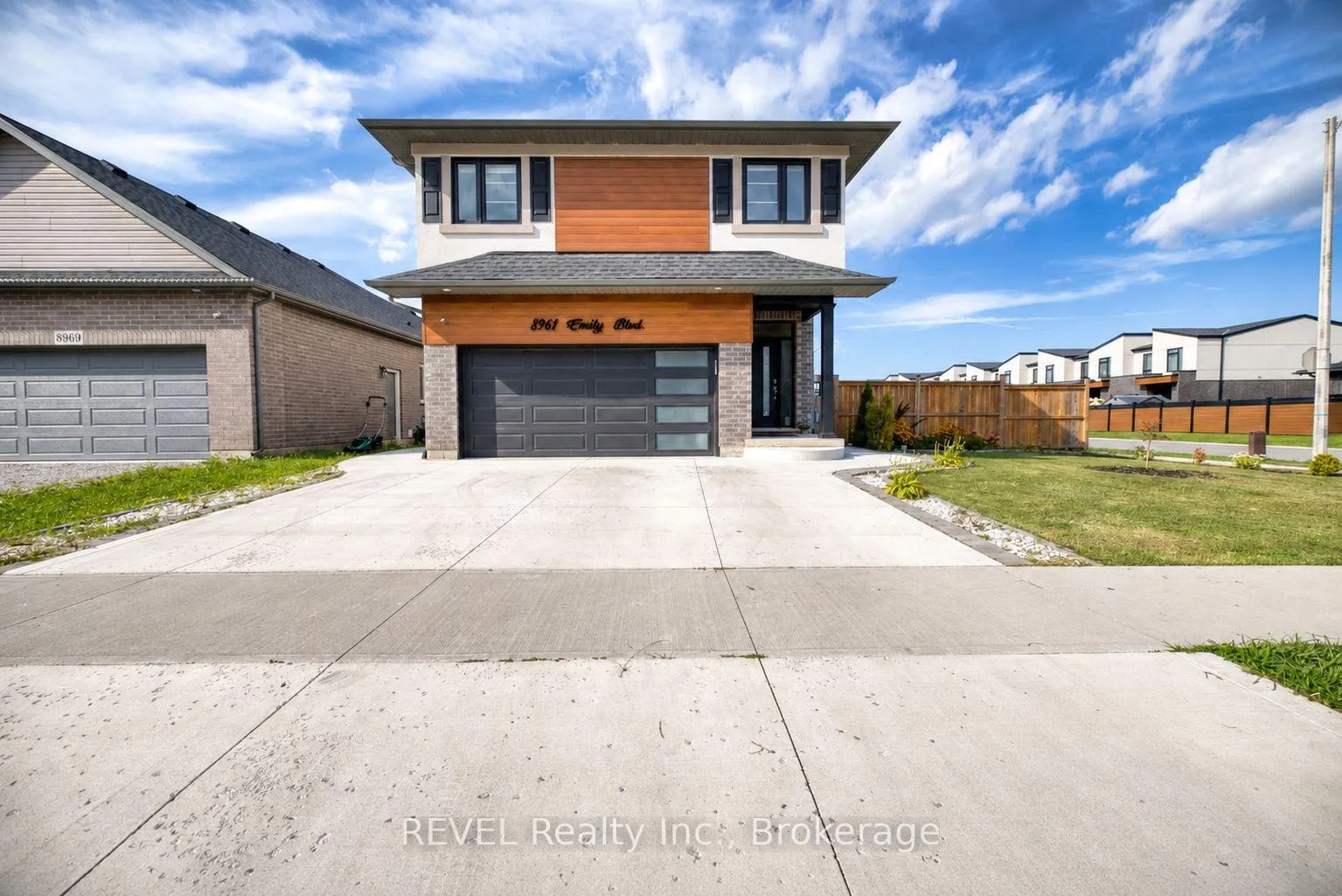 Photo 2 of 8961 Emily Boulevard, Niagara Falls, Brown — HOMEH