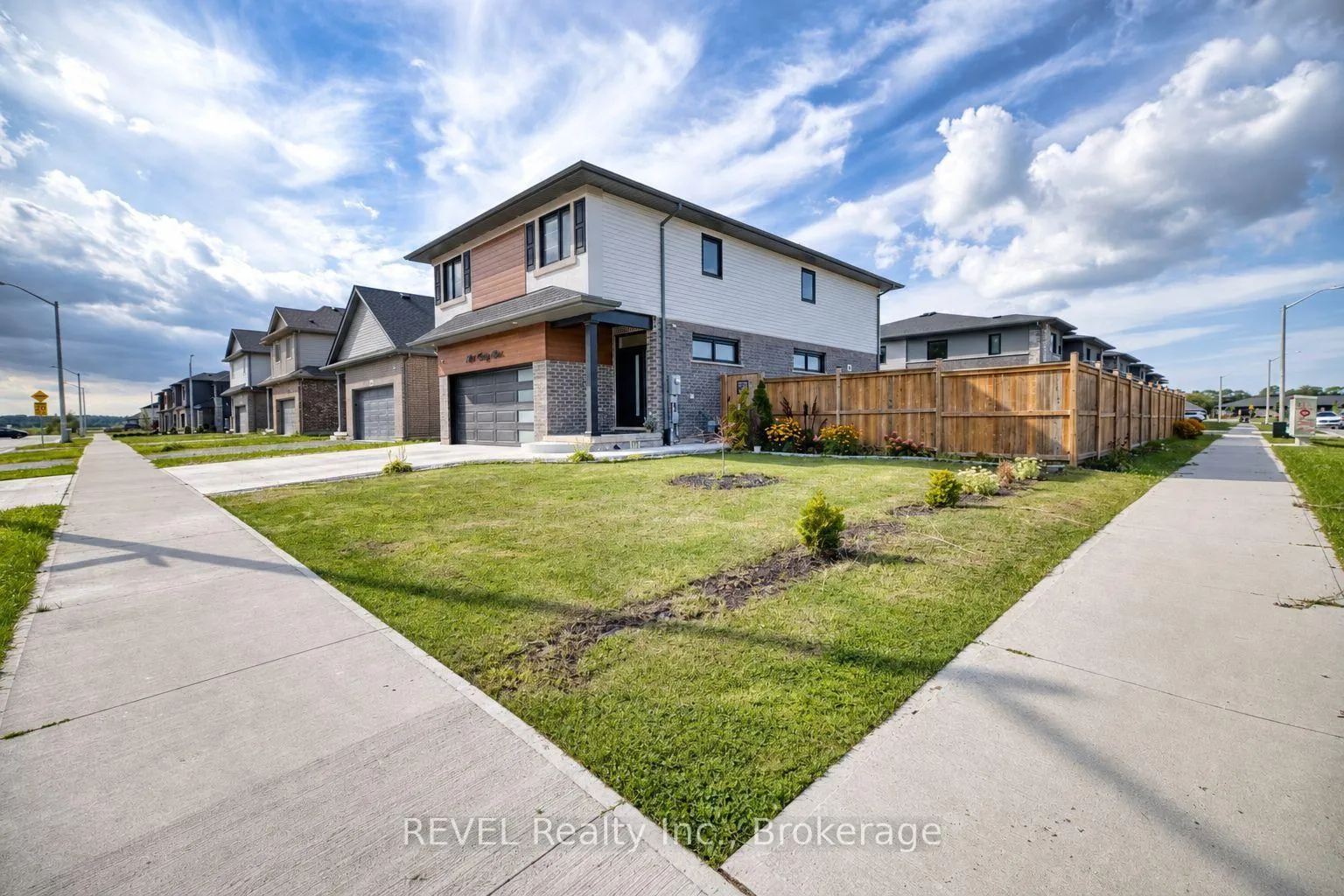Photo 3 of 8961 Emily Boulevard, Niagara Falls, Brown — HOMEH