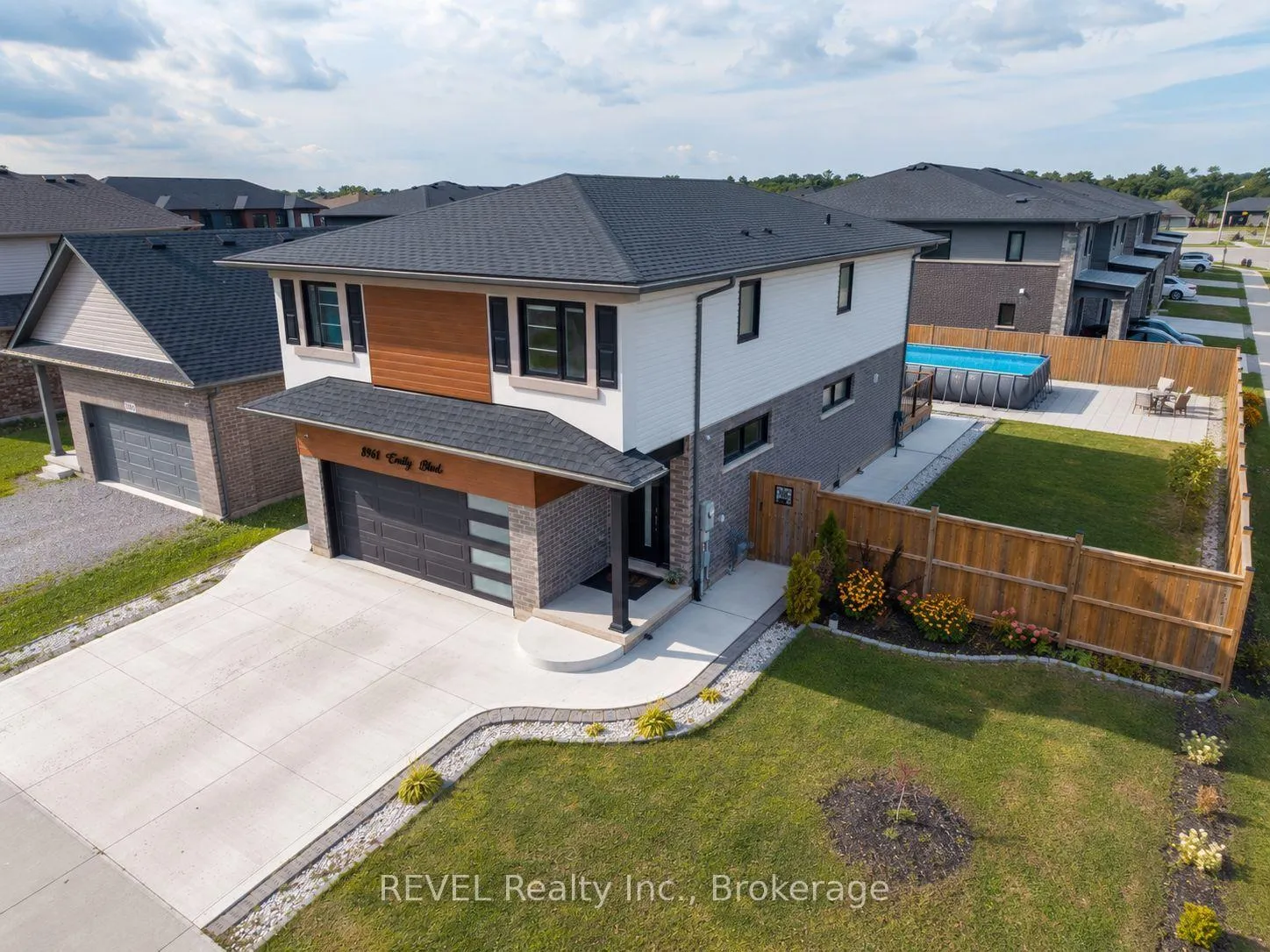 Photo 40 of 8961 Emily Boulevard, Niagara Falls, Brown — HOMEH