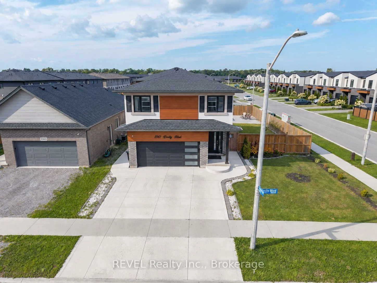 Photo 41 of 8961 Emily Boulevard, Niagara Falls, Brown — HOMEH