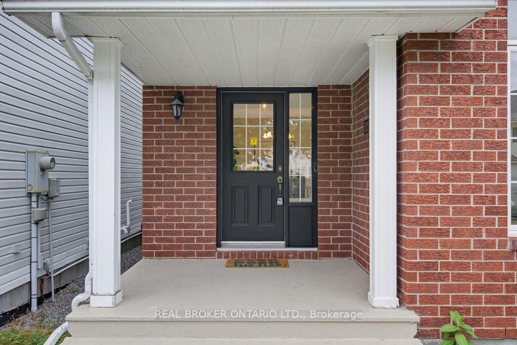 Photo 2 of 2000 Oakbrook Circle, Ottawa, Chapel Hill South - Orleans Village — HOMEH