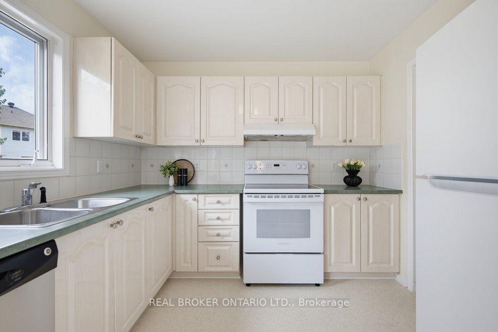 Photo 8 of 2000 Oakbrook Circle, Ottawa, Chapel Hill South - Orleans Village — HOMEH