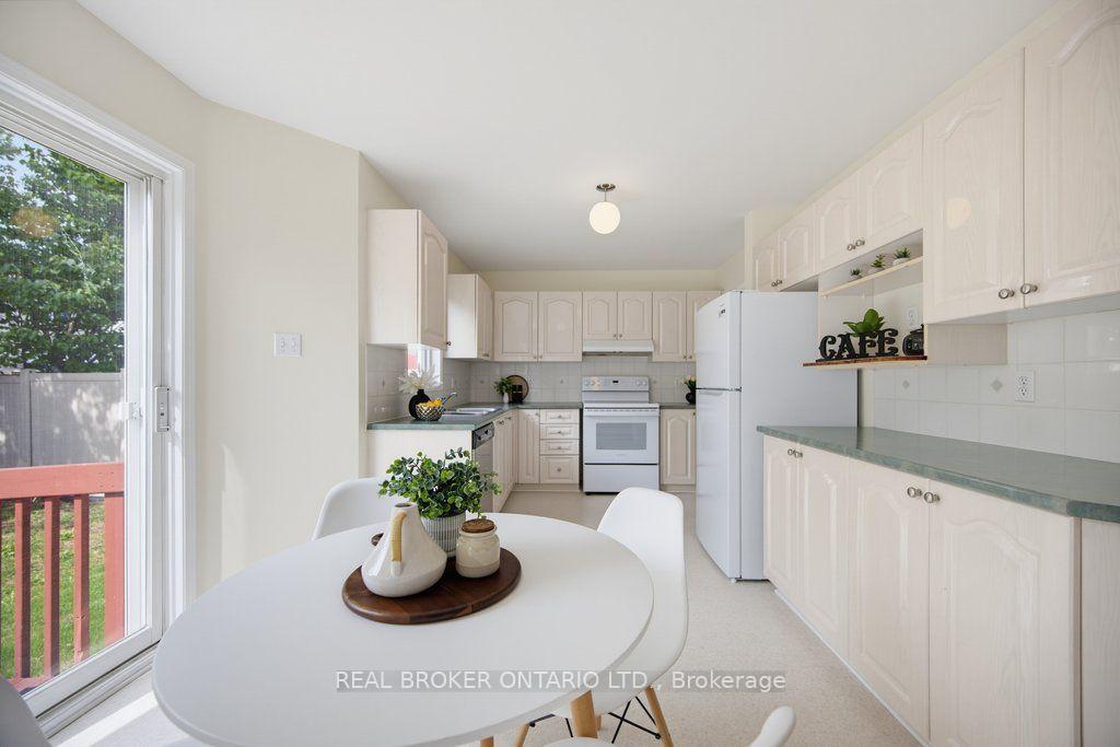 Photo 9 of 2000 Oakbrook Circle, Ottawa, Chapel Hill South - Orleans Village — HOMEH